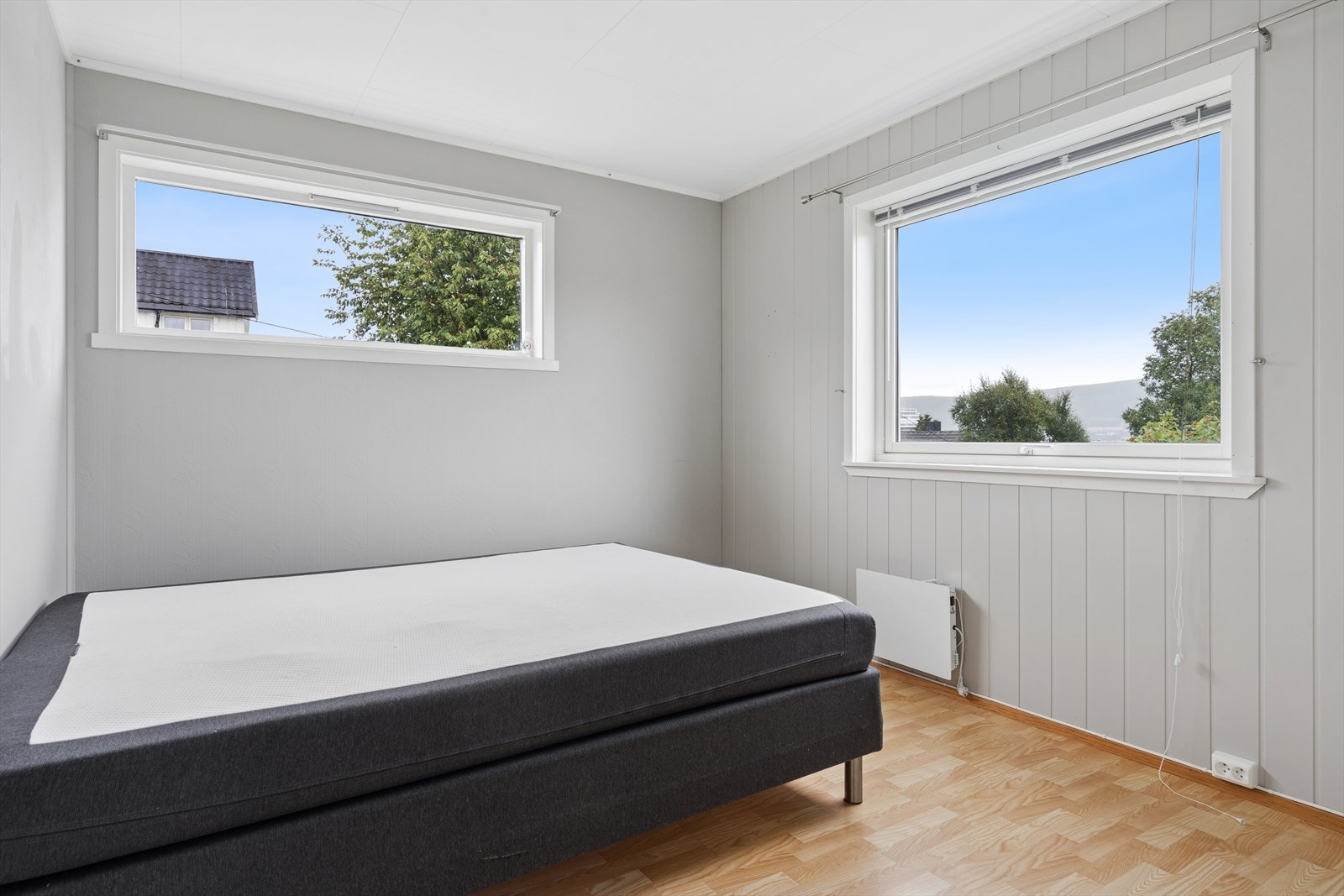 Begge rommene har adkomst fra stuen og har god plass til seng med tilhørende møblement og garderobeskap eller kommode. Galleribilde
