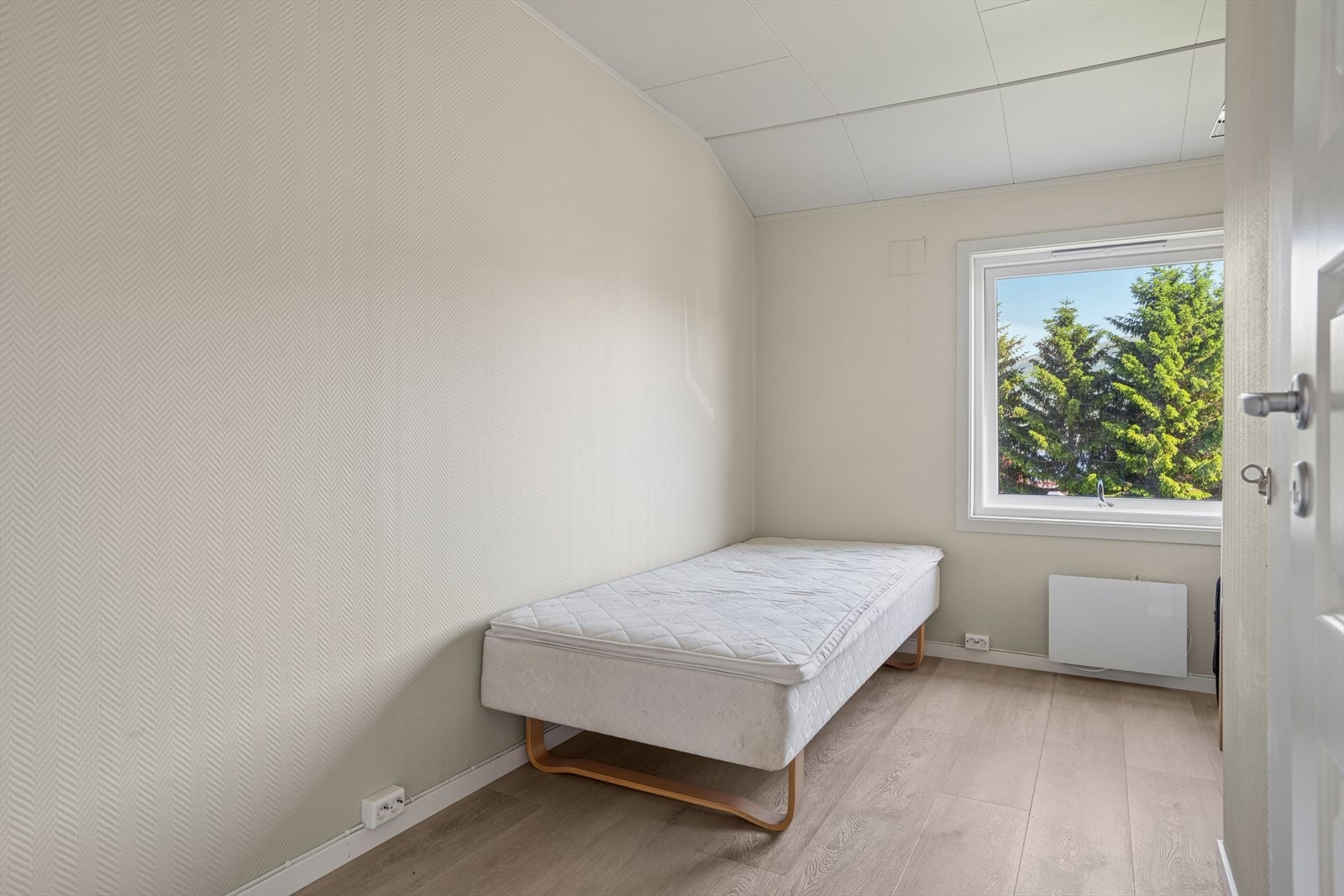 To mindre soverom langs sørsiden er plassert ved siden av hverandre og egner seg godt som barnerom eller gjesterom. Galleribilde