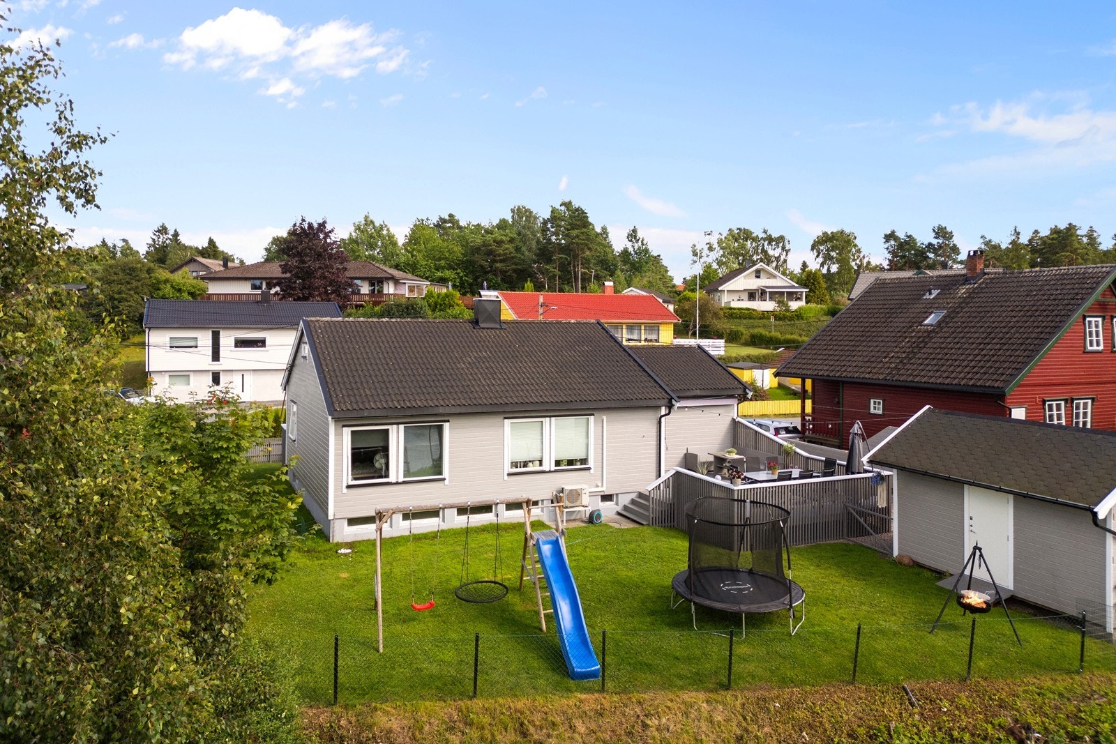 Tomten er pent opparbeidet med god plass til lek og rekreasjon. Galleribilde