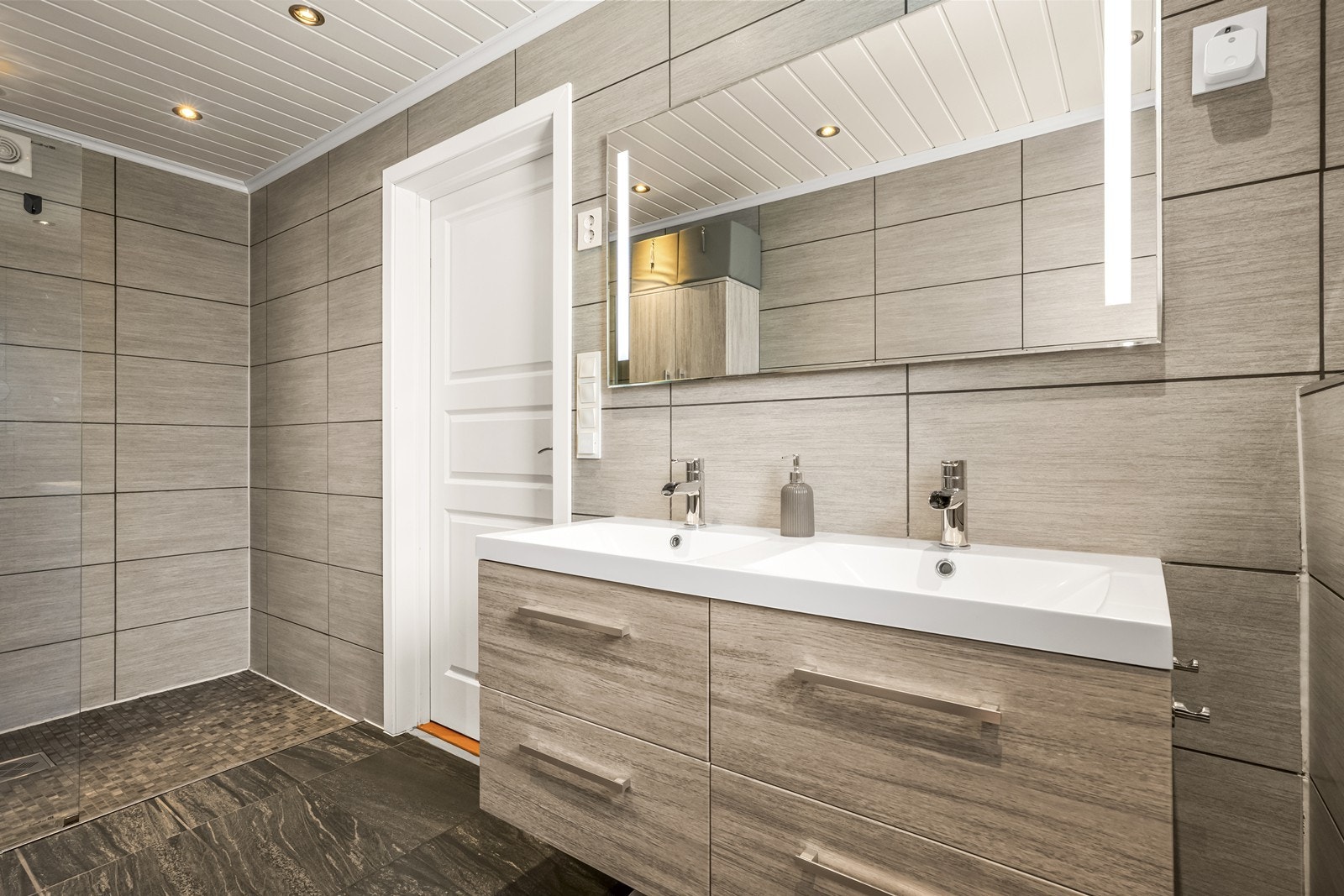 Badet har innredning med to nedfelte servanter. Galleribilde