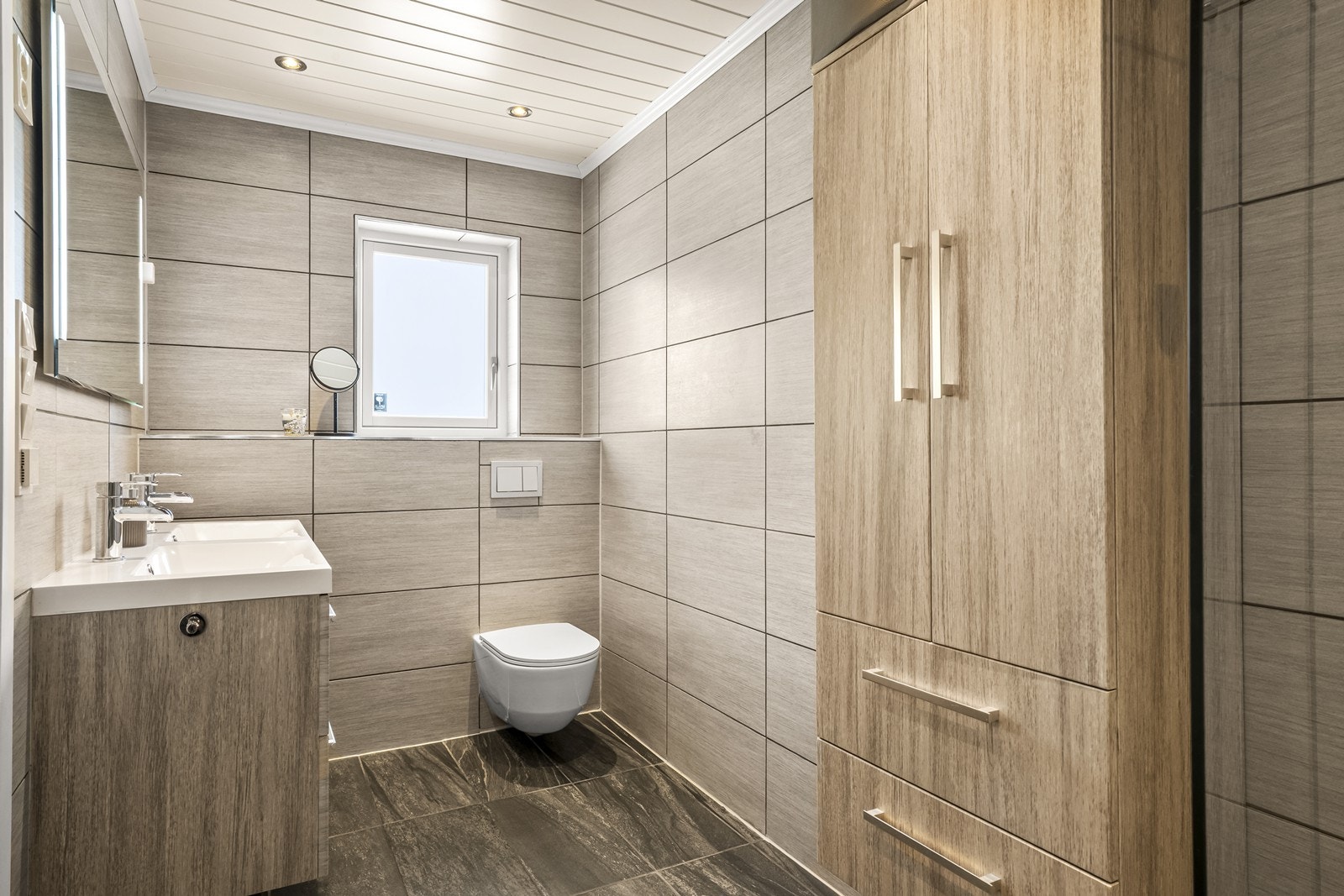Badet ble renovert i 2017 og har flislagte overflater og elektriske varmekabler i gulvet. Galleribilde