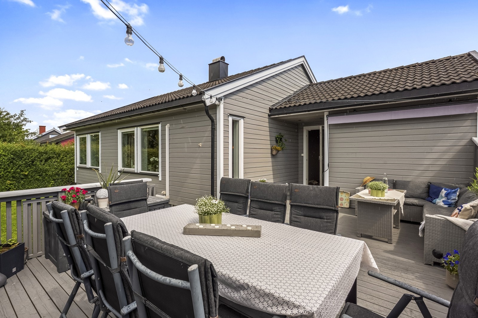 Den store terrassen ble bygget i 2020 og har god plass til spisebord. Galleribilde