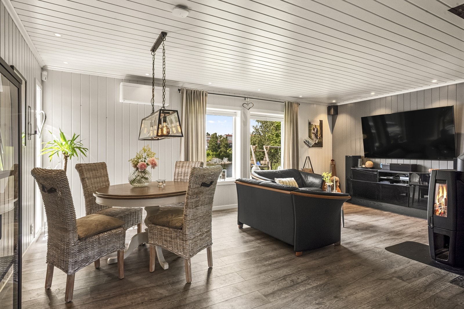 Stuen har god plass til både sofa- og spisegruppe. Galleribilde