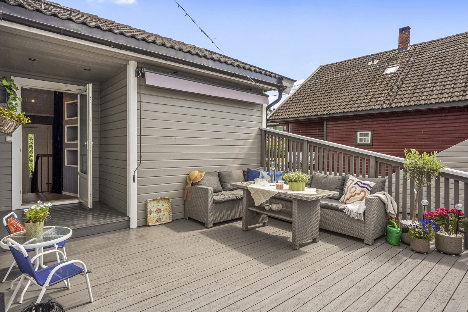 Terrassen er en naturlig forlengelse av stuen på varme dager. Galleribilde