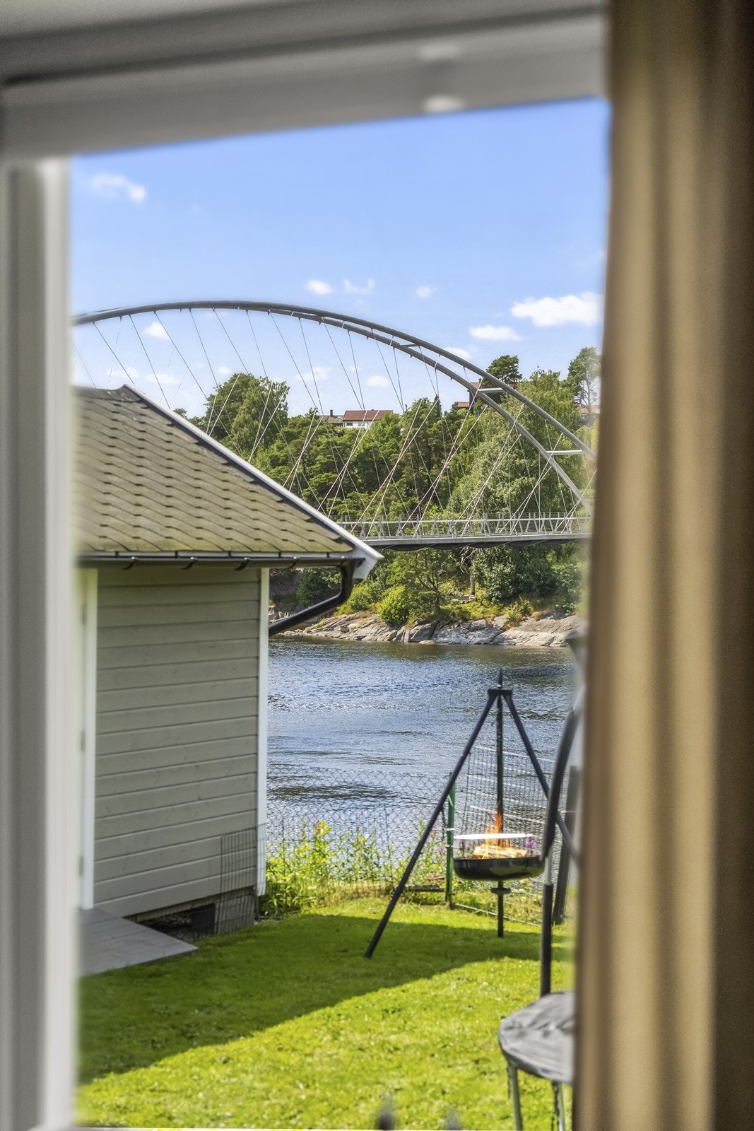 Fra stuevinduene har man utsikt mot hagen og elven. Galleribilde