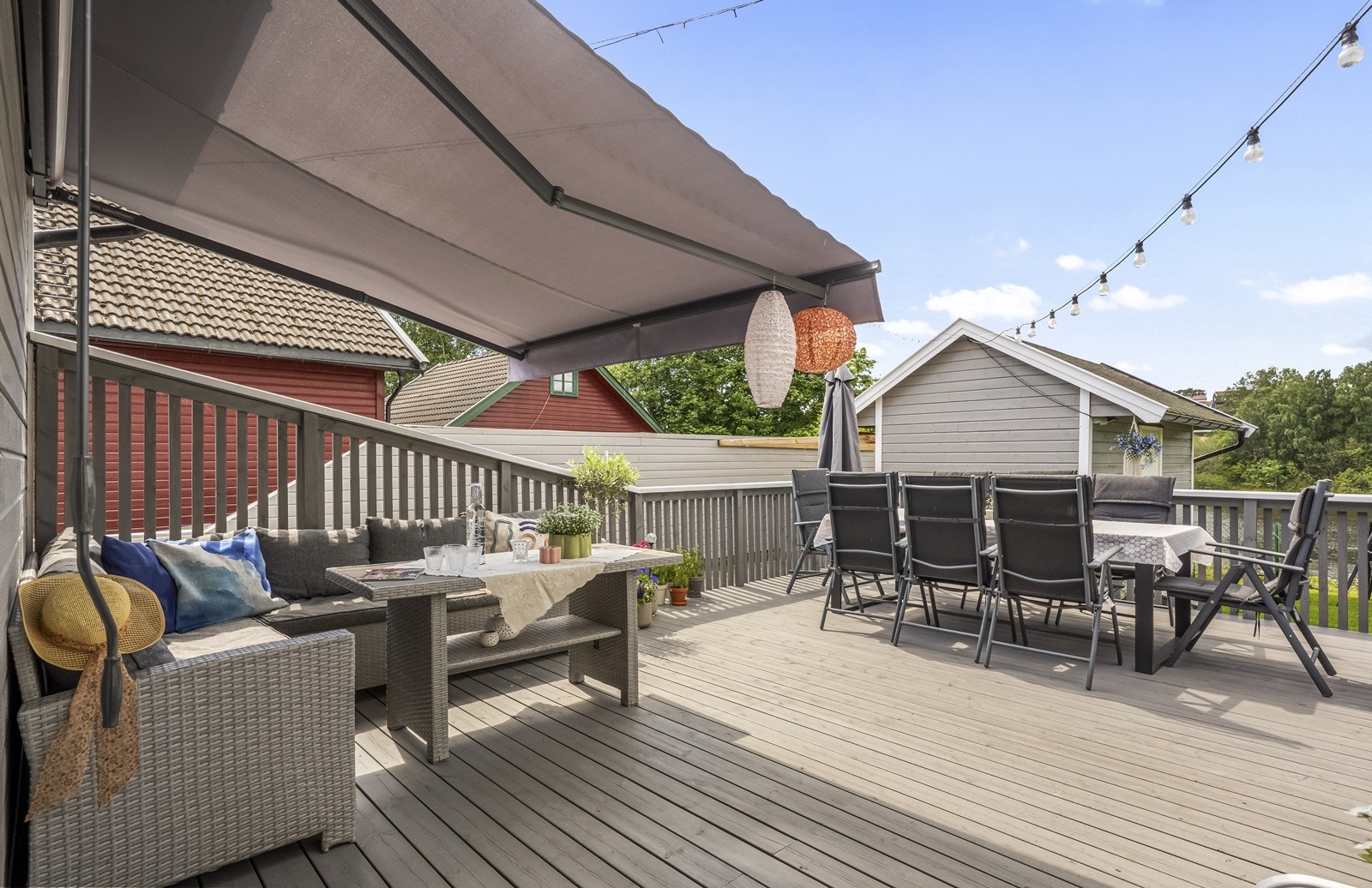 Markise over deler av terrassen gir mulighet for skygge. Galleribilde