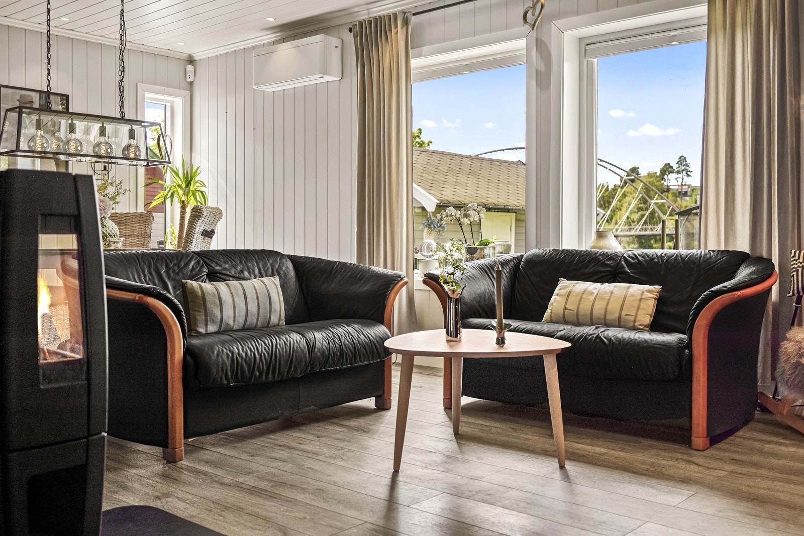 Store vinduer i stuen slipper inn rikelig med dagslys og ivaretar utsikten til Glomma. Galleribilde