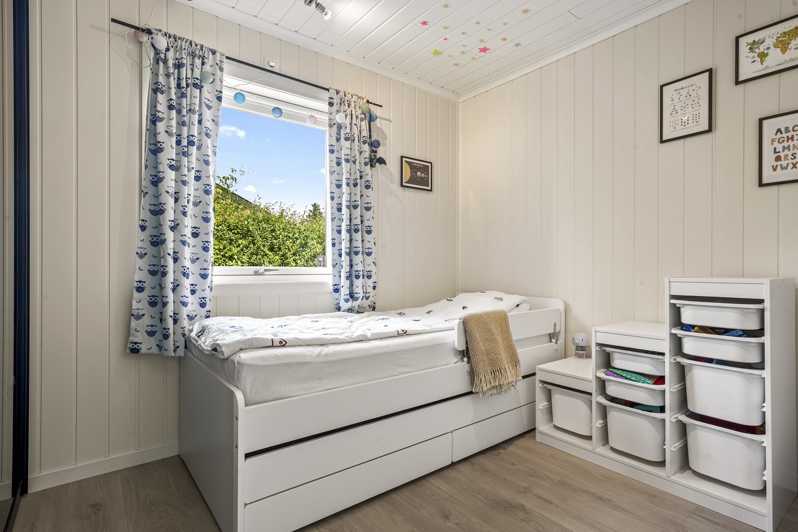Boligen har to soverom i hovedetasjen, begge med god plass. Galleribilde