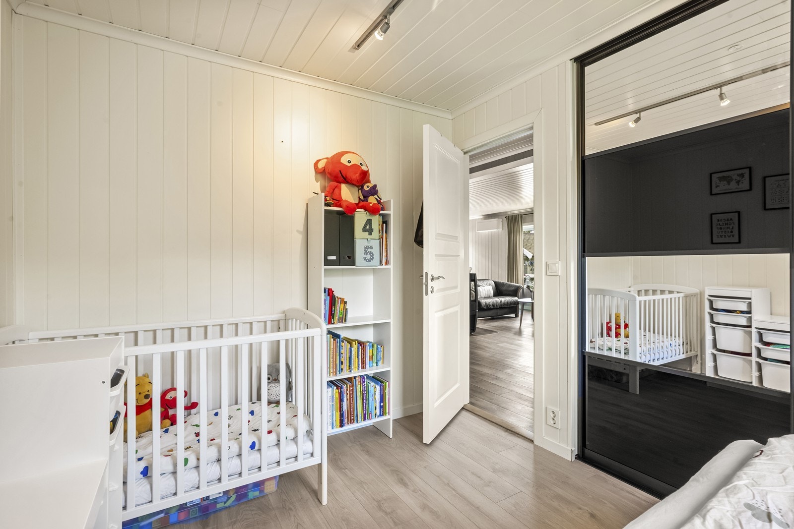 Begge soverom har vegger kledd med panelplater. Galleribilde