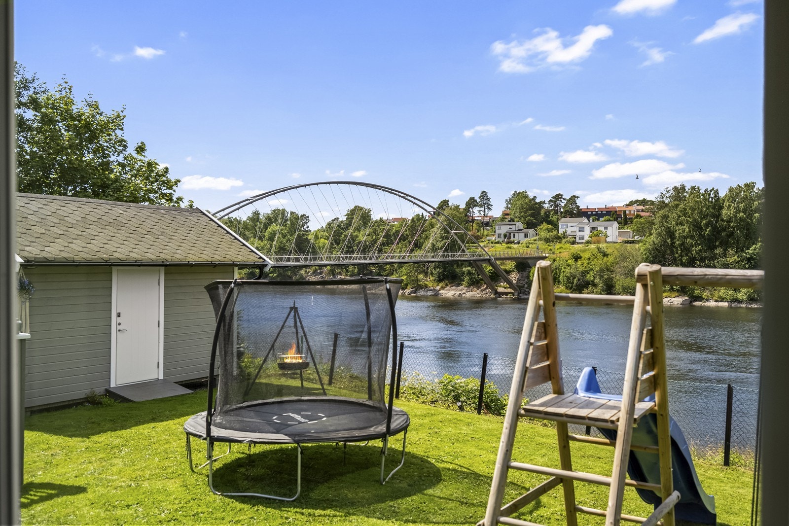 Utsikt fra stuen mot hagen og Glomma. Galleribilde