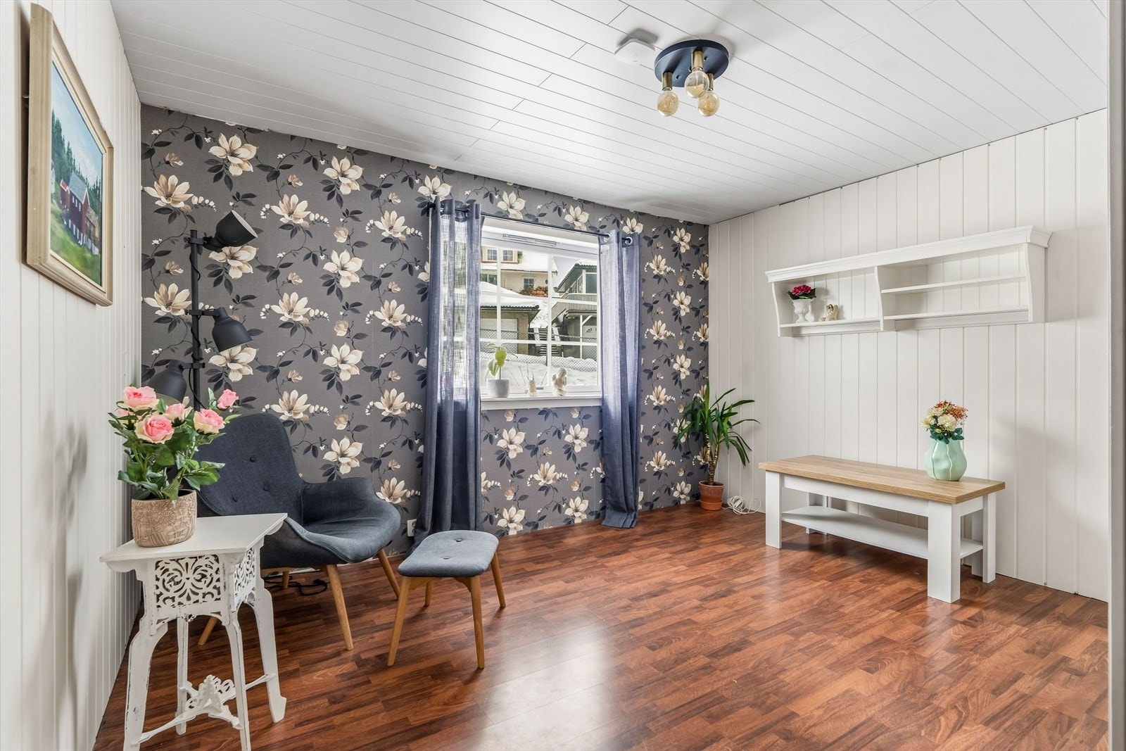 Boligen har totalt tre soverom. Her fra soverom 2 som er innredet som en ekstra stue. Soverom 3 er innredet som bibliotek/hjemmekontor i dag, og er av god størrelse. Galleribilde