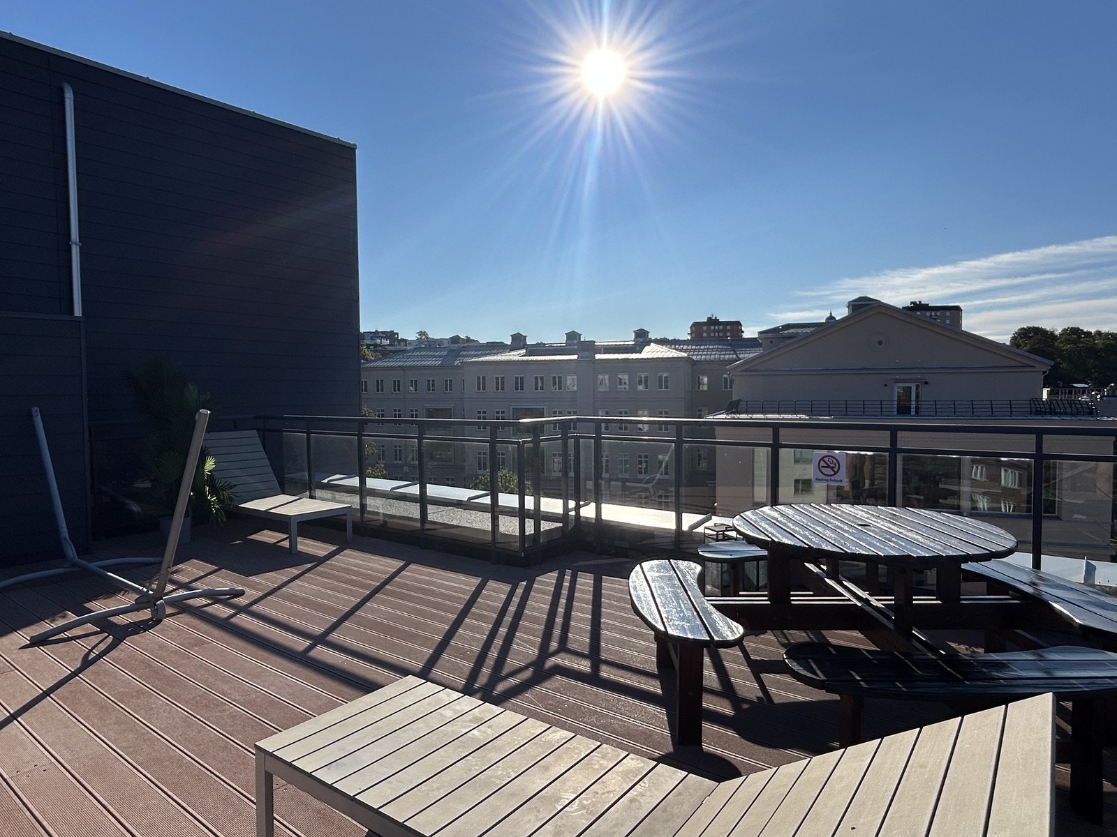 Heis opp til fantastisk, felles takterrasse med utsikt og sol hele dagen. Galleribilde