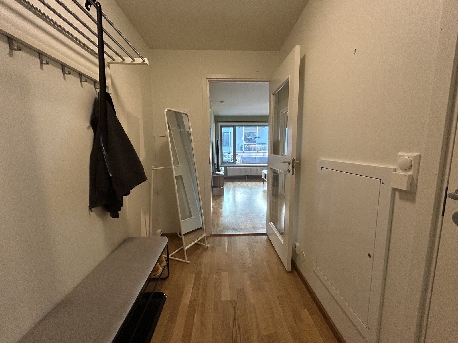 Innbydende entré med plass til oppbevaringsmøbler. Galleribilde