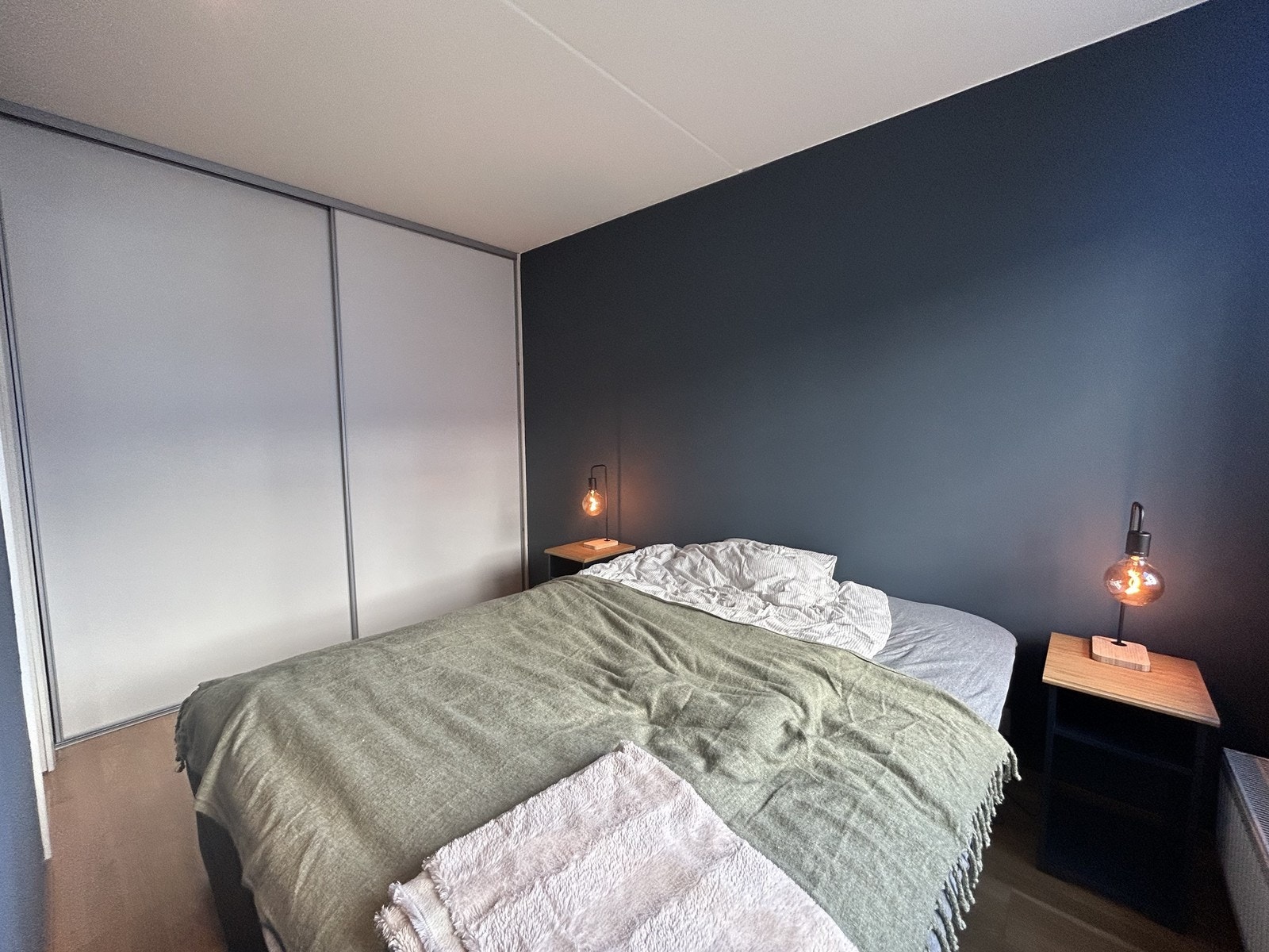 Soverommet har en stor skyvedørsgarderobe med rikelig oppbevaringsplass. Galleribilde