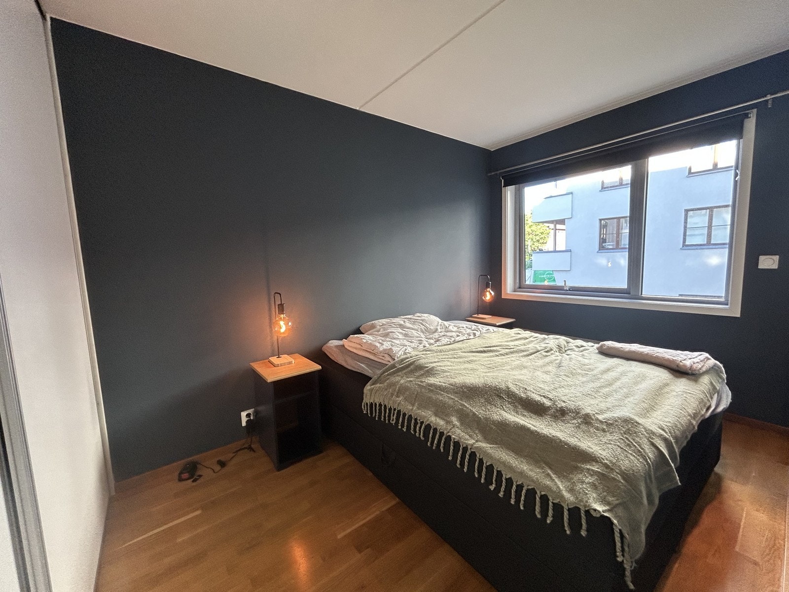 Romslig soverom med adkomst via plassbesparende skyvedører fra stuen. Galleribilde