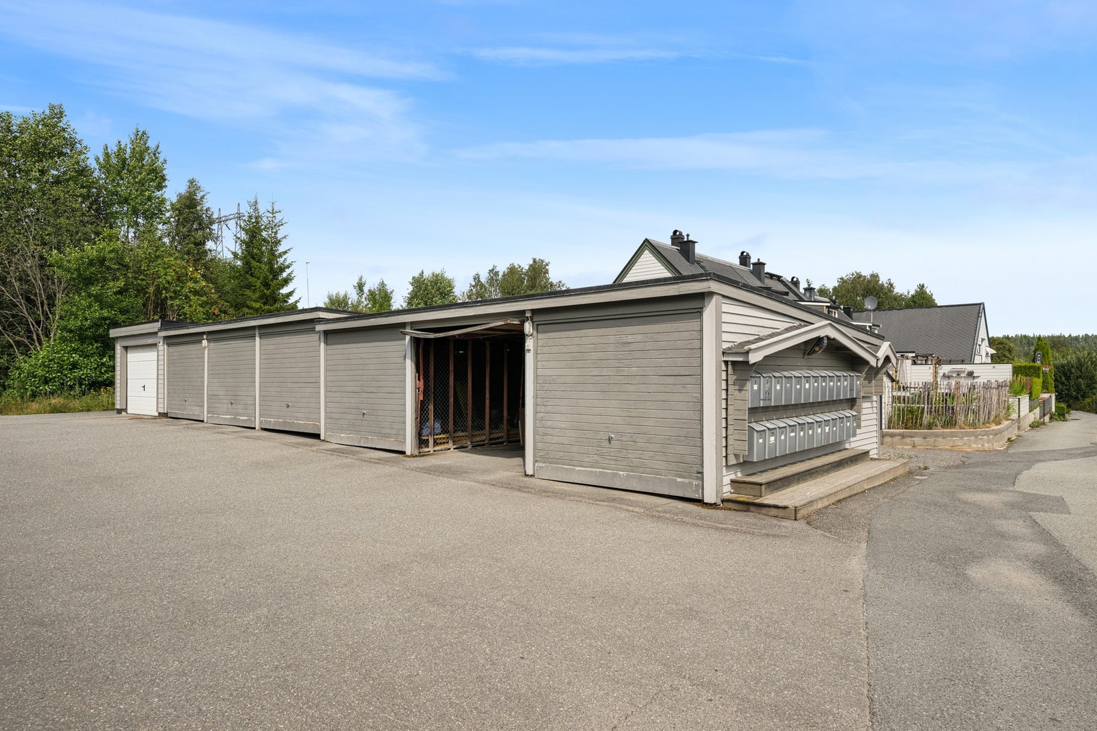 Eiendommen har parkering i garasje i felles garasjerekke. Galleribilde