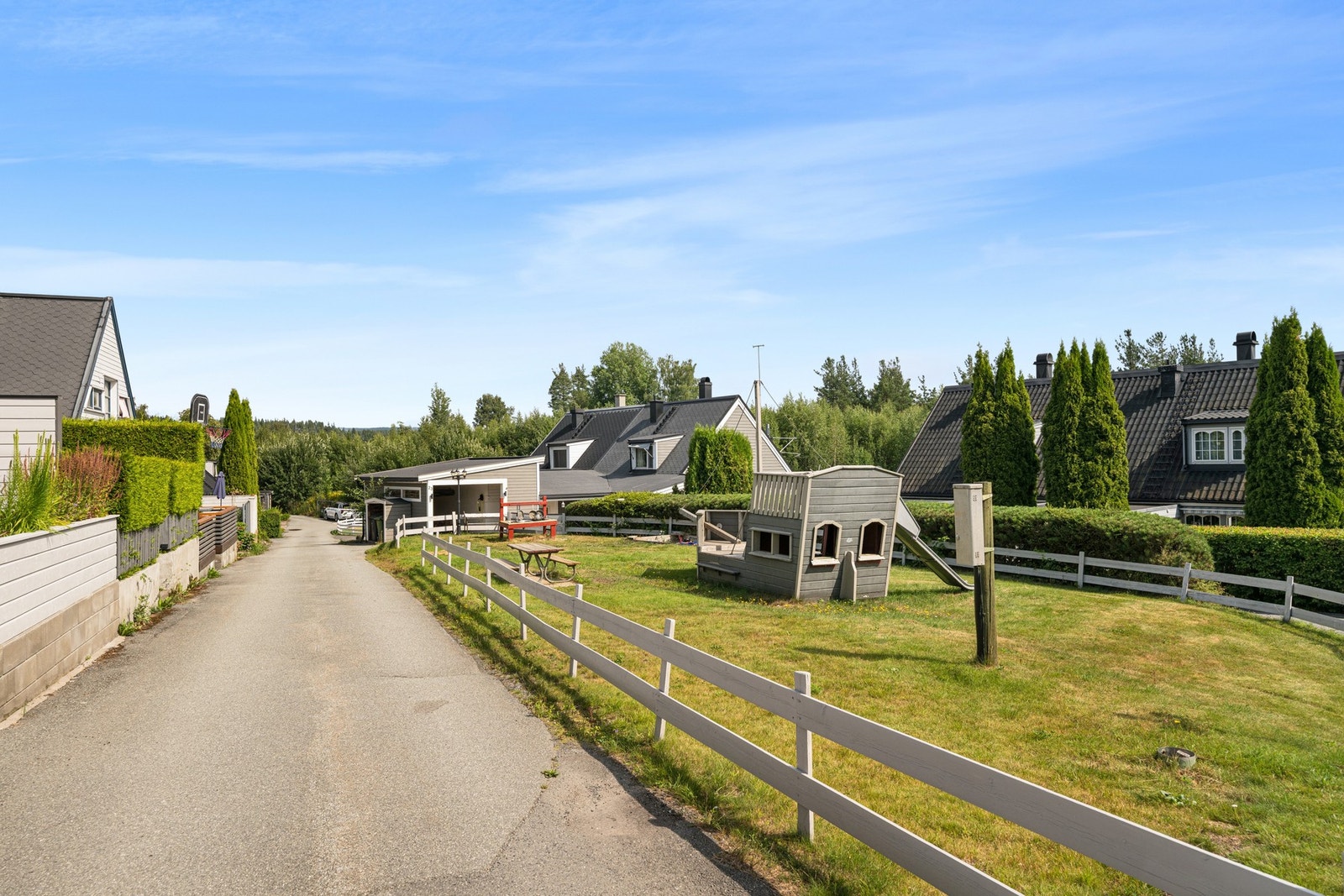 Det er lekeplass i området som er perfekt for barna. Galleribilde