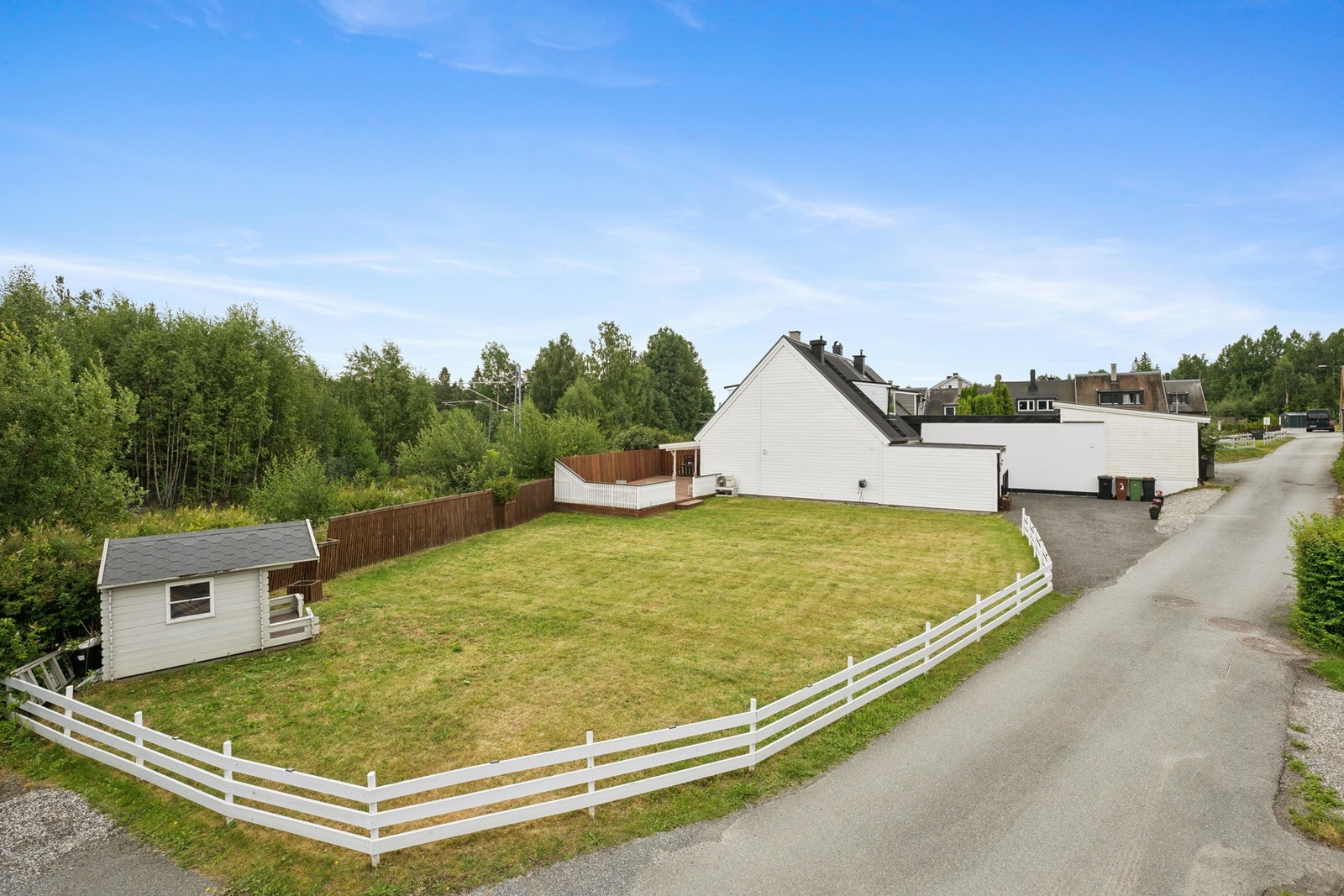 Romslig tomt med plen og gode utearealer som passer godt til både lek og avslapning. Galleribilde