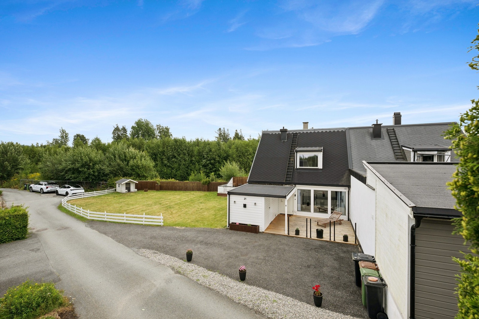 Boligen ligger i et etablert og rolig boligområde med gode uteområder. Galleribilde