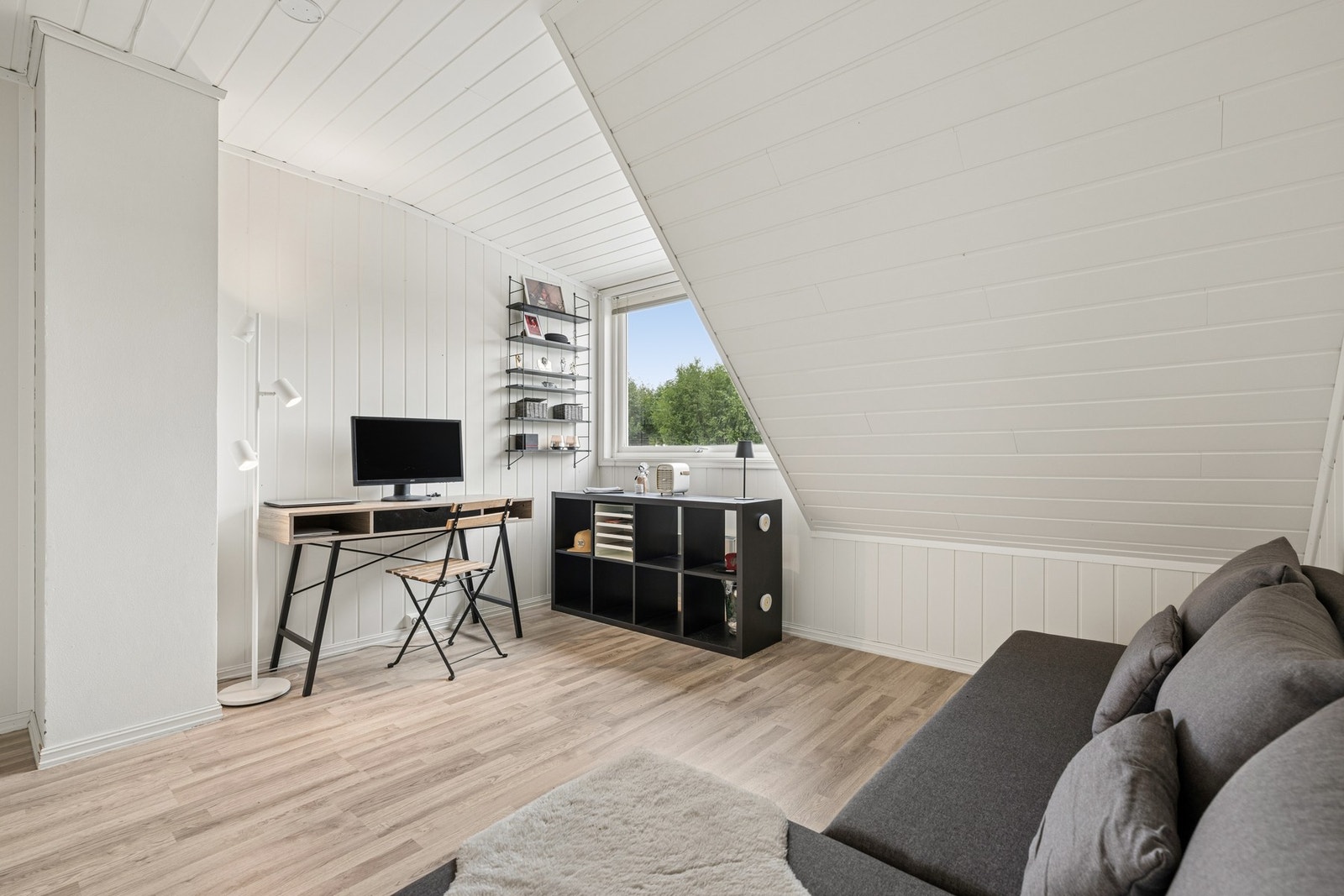 Rommene er lyse og har fin plass til seng og annet møblement. Galleribilde