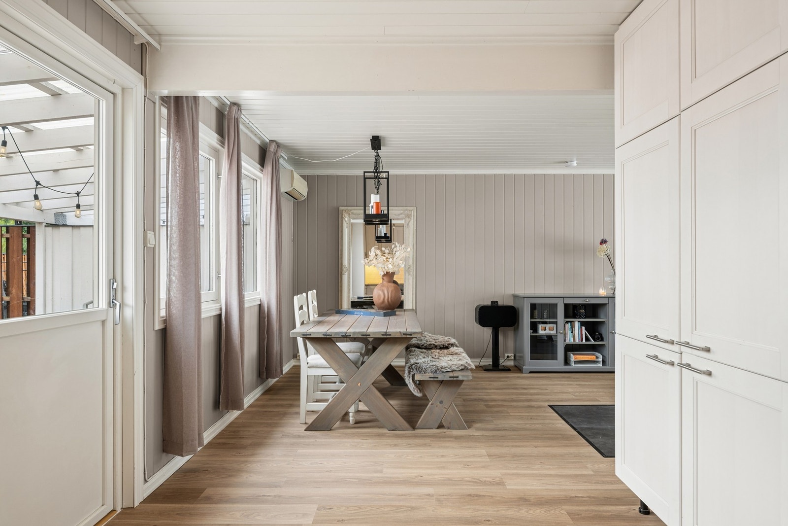 Fra kjøkkenet er det naturlig overgang til spiseplass og stue. Galleribilde