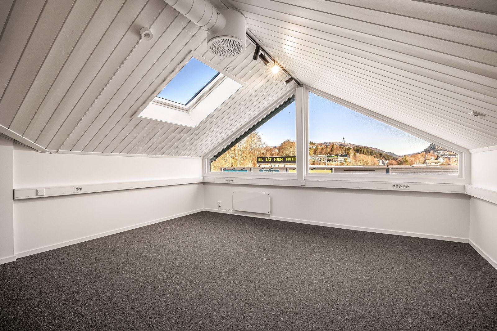 Kontor som kan leies i kontorfellesskap. Skråtak, men likevel med god romfølelse og gode lysforhold. Galleribilde