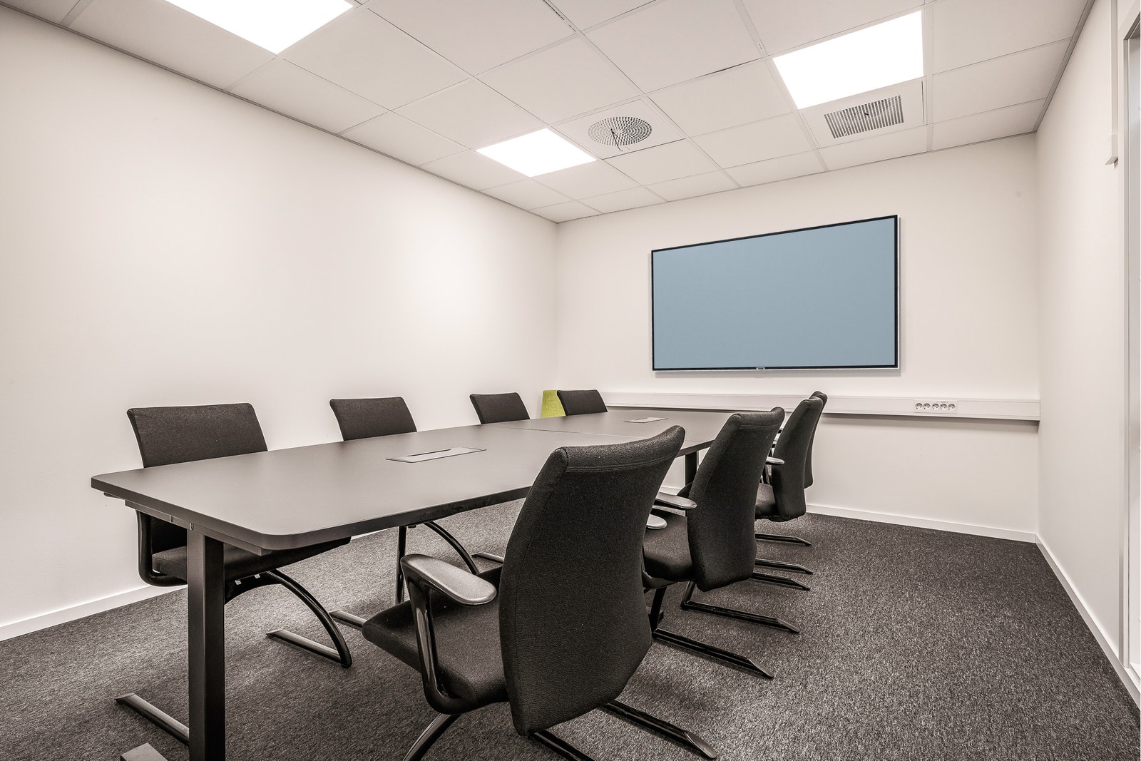 Møterom 1 har plass til inntil 12 personer, og har skjerm for presentasjoner og Yealink meetingbar for alt-i-ett-bar for videosamarbeid/videomøter, og med 4K-kamera og 120 -linse. Galleribilde