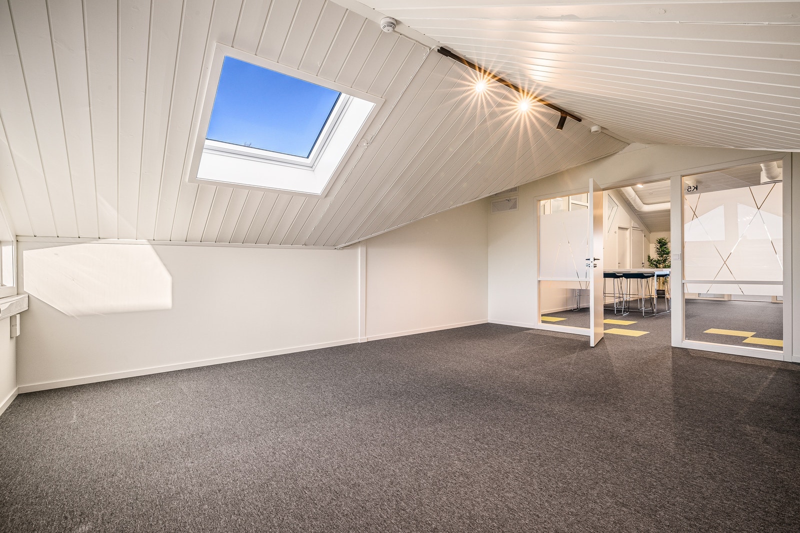 Kontor som kan leies i kontorfellesskap. Store gulvflater og flere muligheter for innredning. Galleribilde