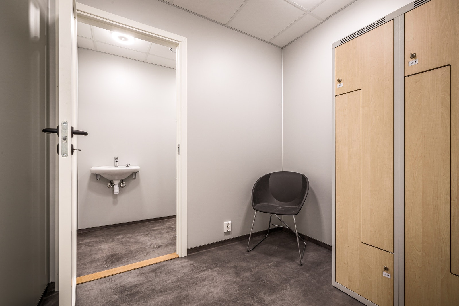 På fellesarealene har leietakerne tilgang til bl.a. garderober med dusj, og innvendig og avlåst sykkelparkering. Galleribilde
