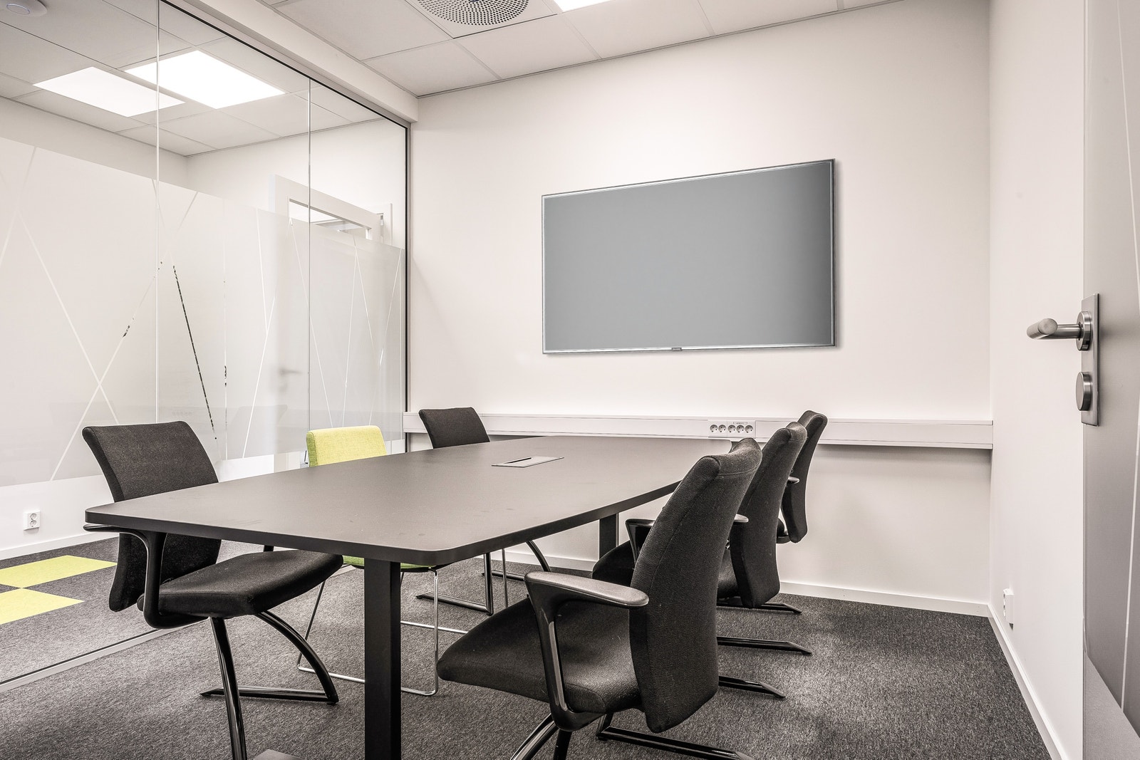 Møterom 2 har plass til inntil 8 personer, også her med skjerm for presentasjoner og Yealink meetingbar for alt-i-ett-bar for videosamarbeid/videomøter, og med 4K-kamera og 120 -linse. Galleribilde