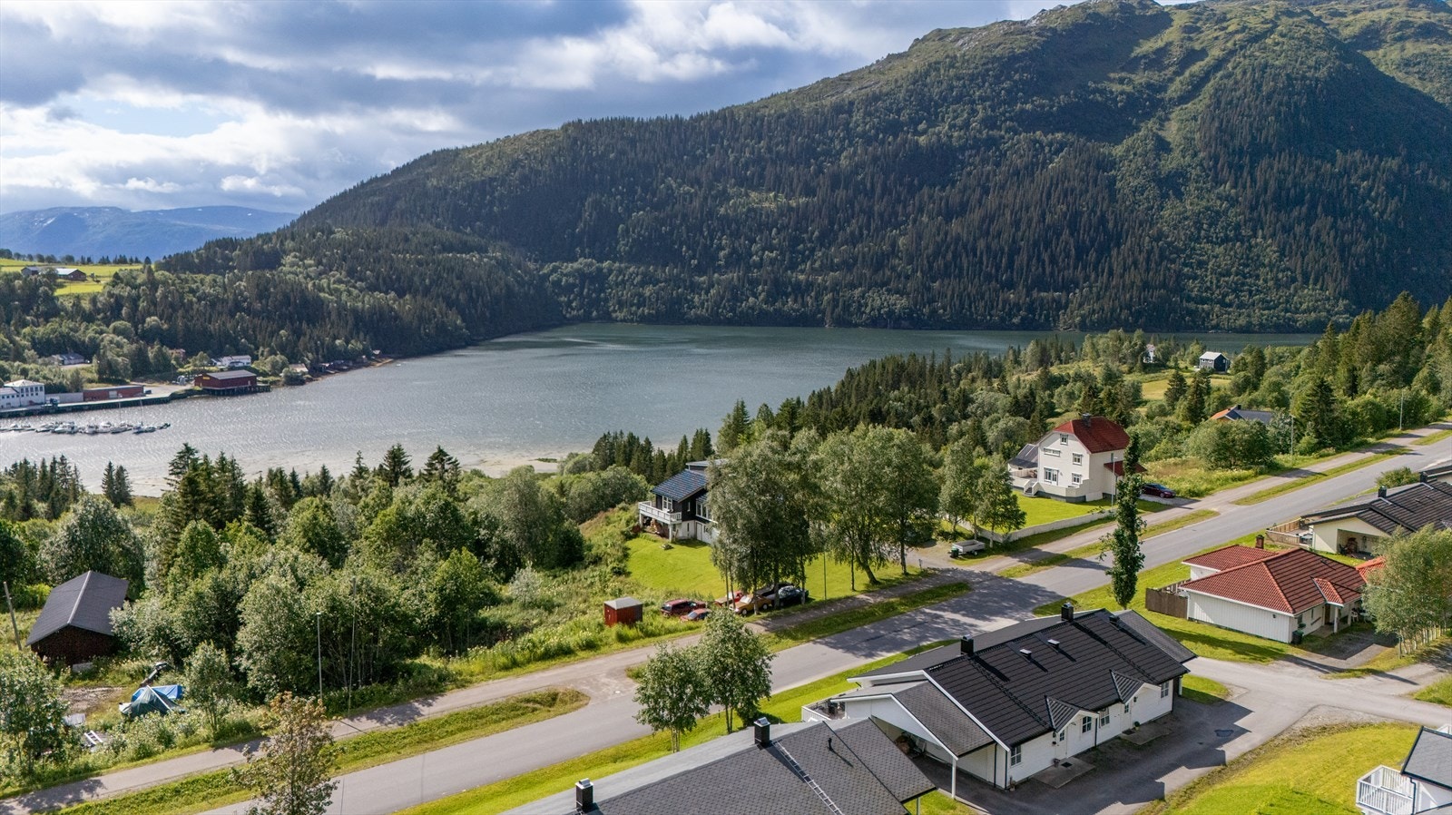 Boligen er i all hovedsak vendt mot sør-vest og har gode solforhold. Galleribilde