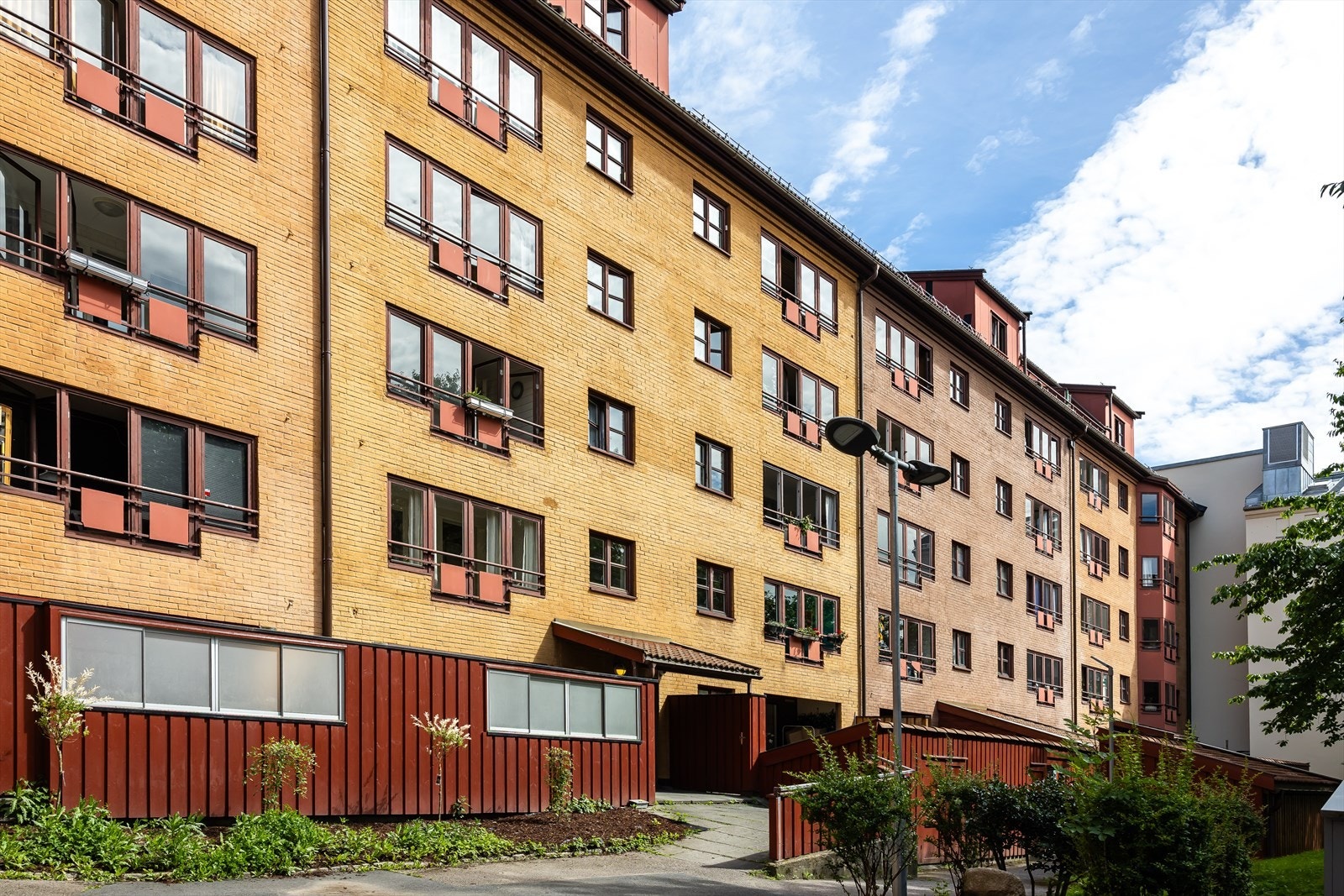 Bygget er fra 1986 og har fasader forblendet med teglstein. Galleribilde