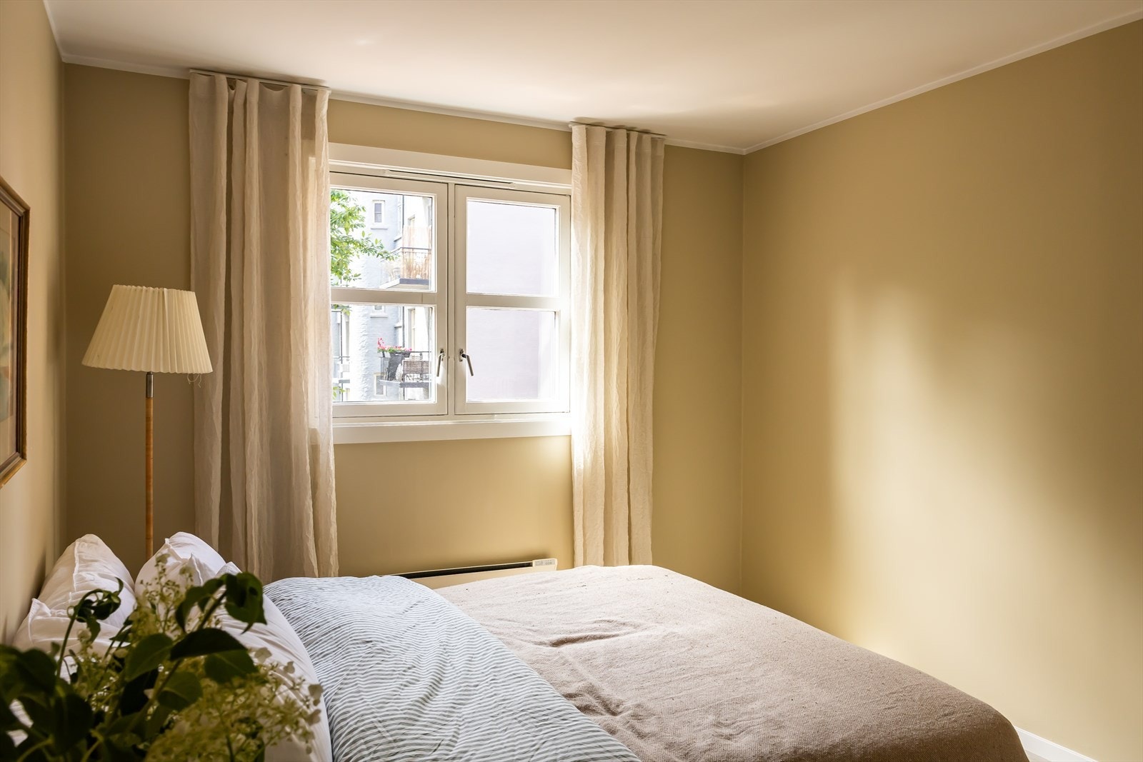 Rommet har plass til dobbeltseng og nattbord. Galleribilde