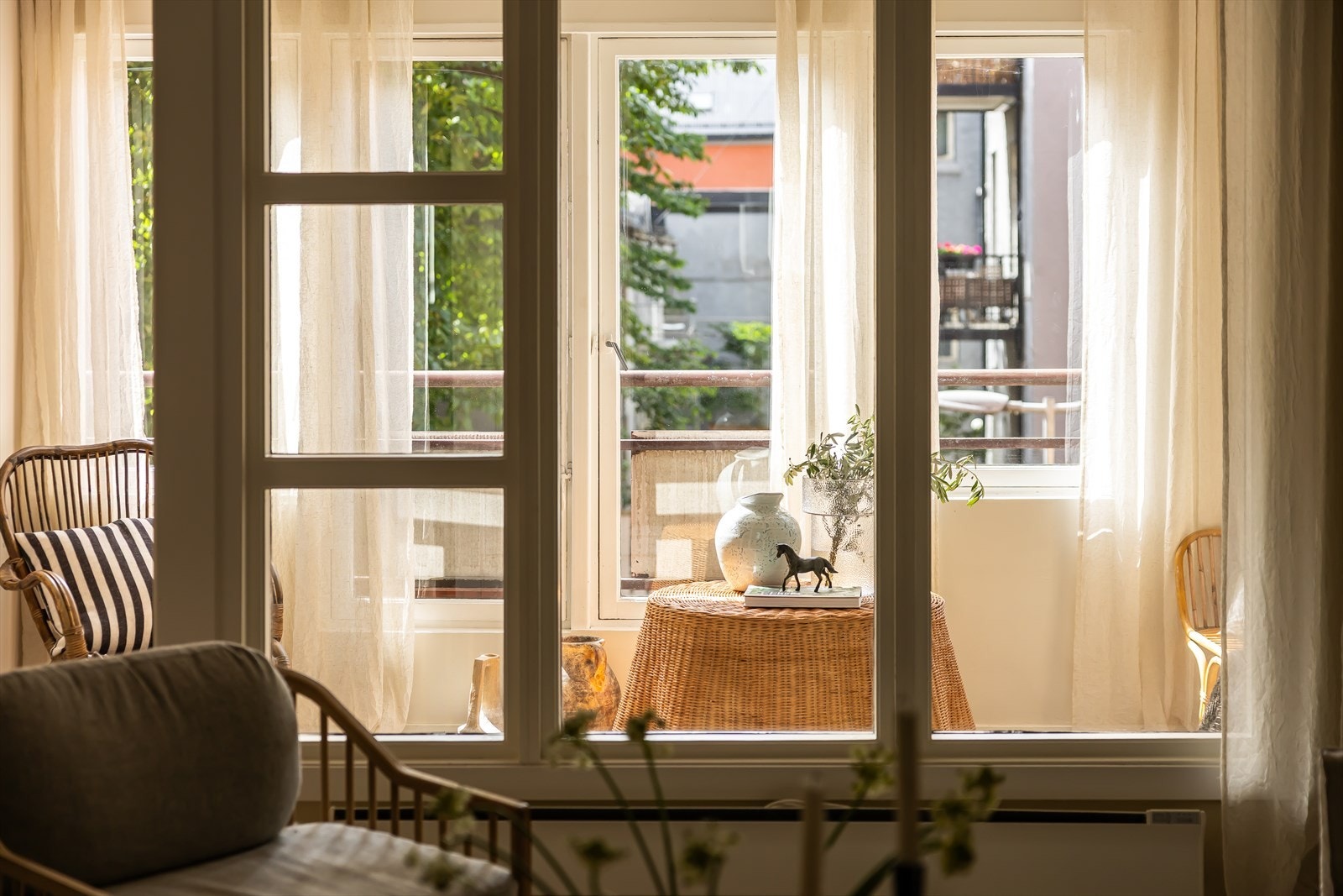 Store vinduer som slipper inn rikelig med naturlig lys. Galleribilde