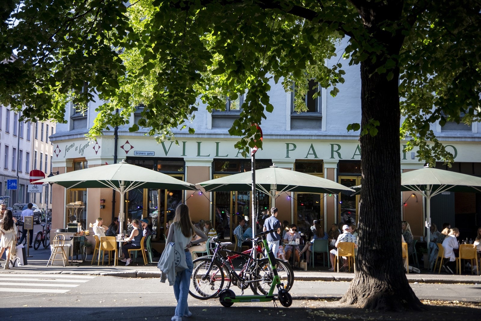 Populære restauranter som Villa Paradiso ligger rett i nærheten. Galleribilde
