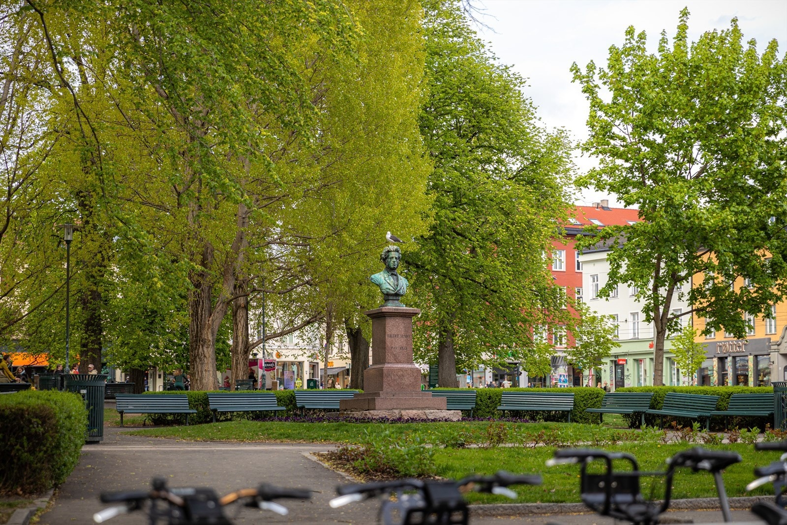 Leiligheten ligger sentralt til på Grünerløkka, mellom Sofienbergparken og Olaf Ryes plass. Galleribilde