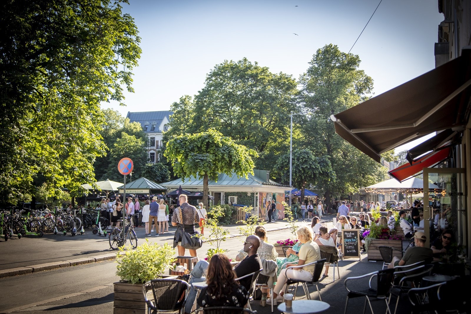 Et levende bymiljø med et mangfold av butikker og spisesteder. Galleribilde