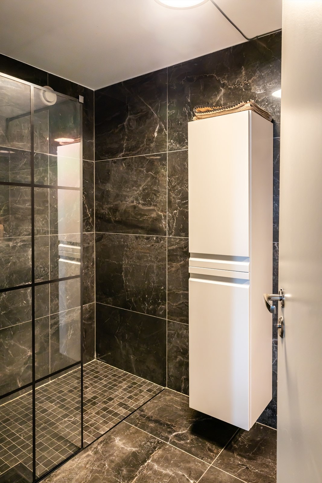 Badet ble overflateoppusset i 2021 og har flislagte vegger og gulv. Galleribilde