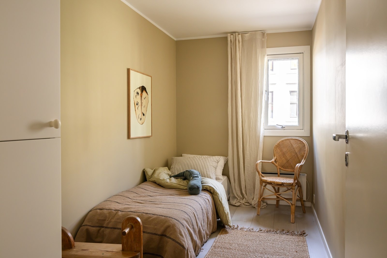 Soverommene har malte veggflater og pene gulv. Galleribilde