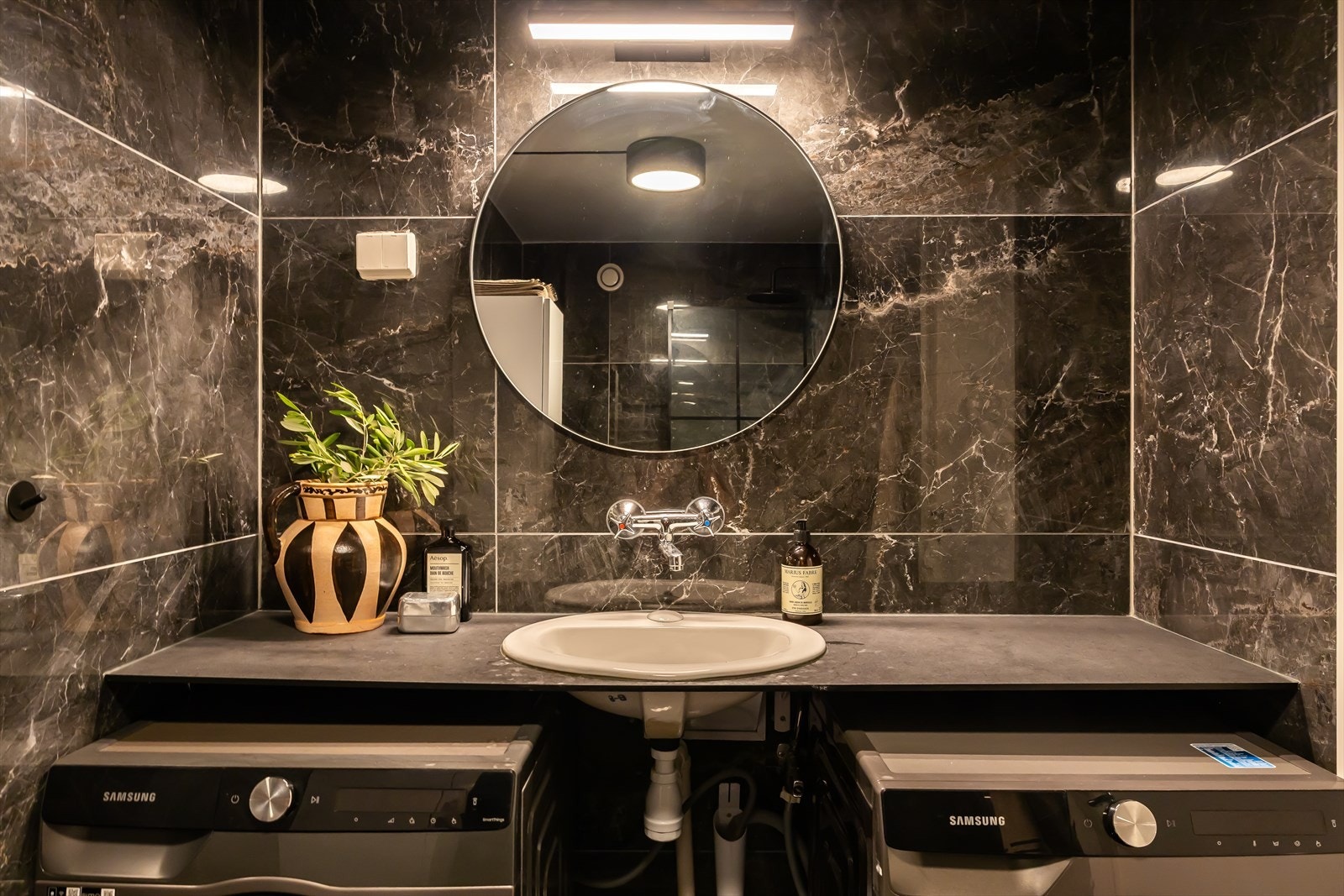 Det er opplegg for vaskemaskin og tørketrommel på badet. Galleribilde