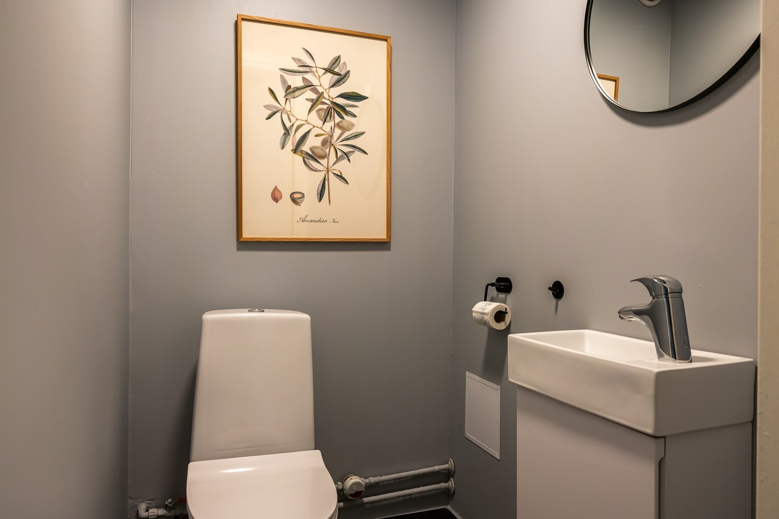 Separat toalettrom med flislagt gulv, servant og wc. Galleribilde