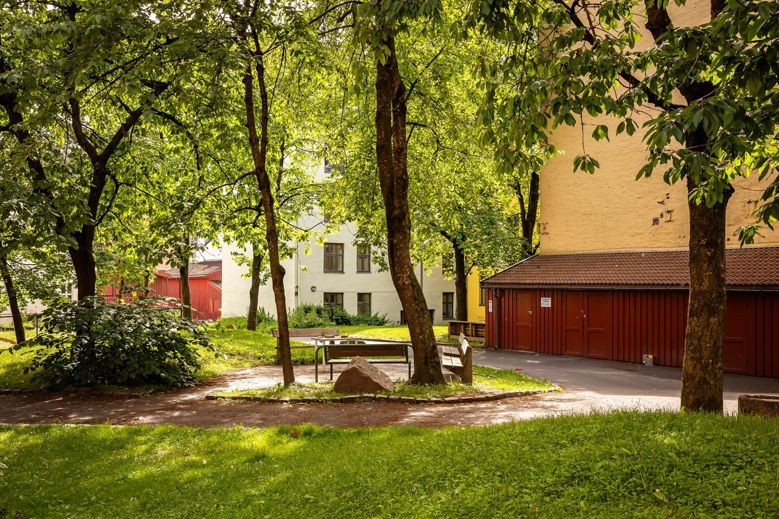 Sameiet har et pent opparbeidet og skjermet atrium. Galleribilde