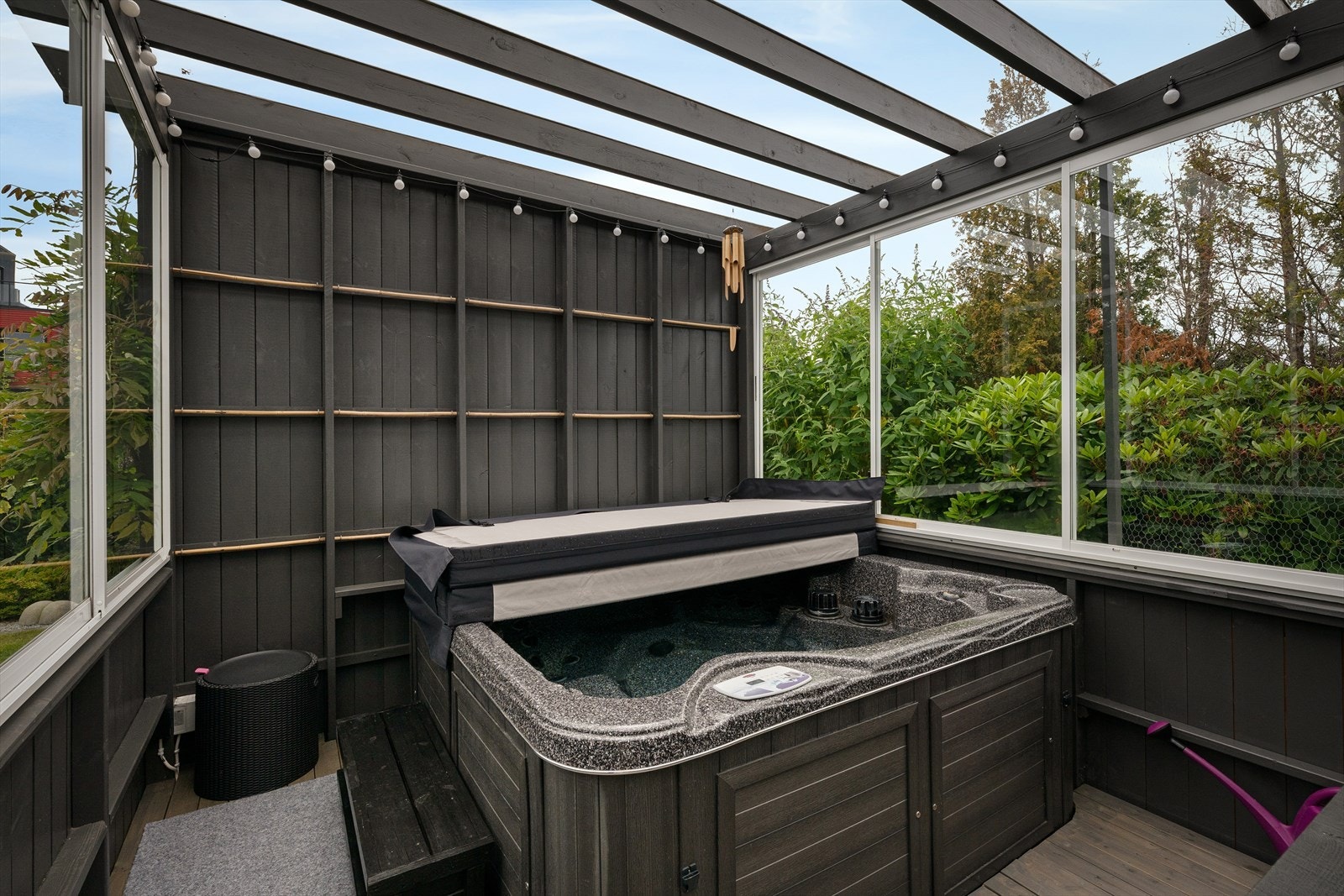 I et hjørne av hagestuen er det etablert en egen velværeavdeling med jacuzzi. Galleribilde