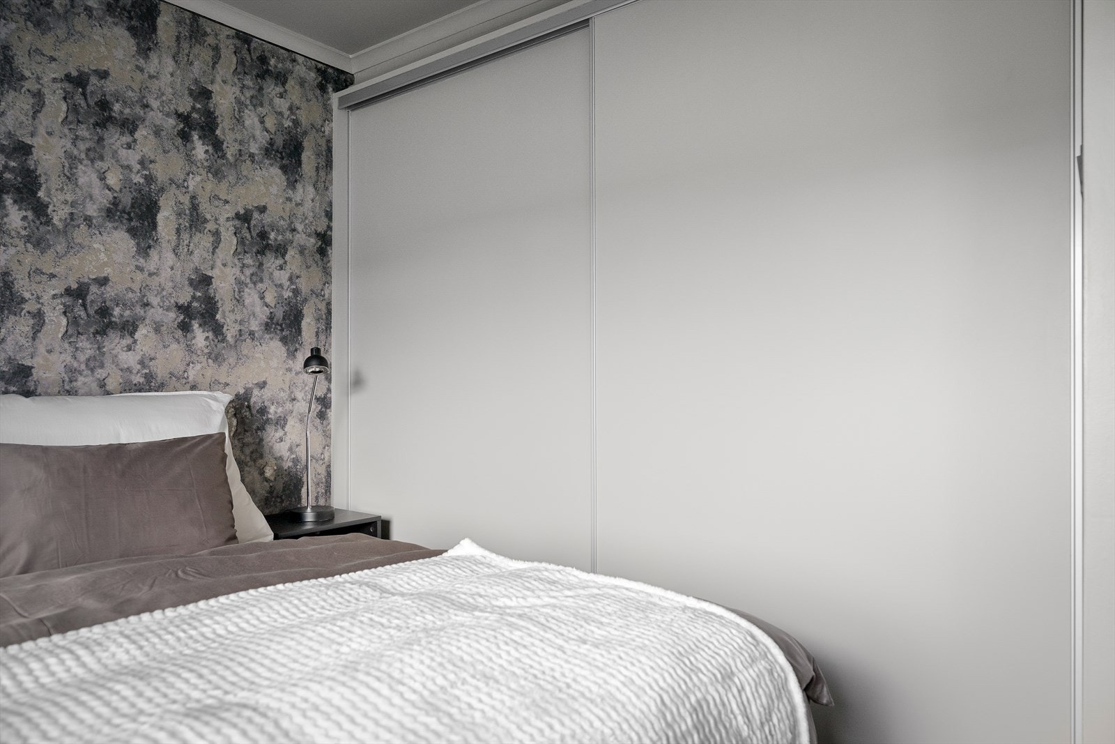 En romslig skyvedørsgarderobe gir rikelig med oppbevaringsplass. Galleribilde