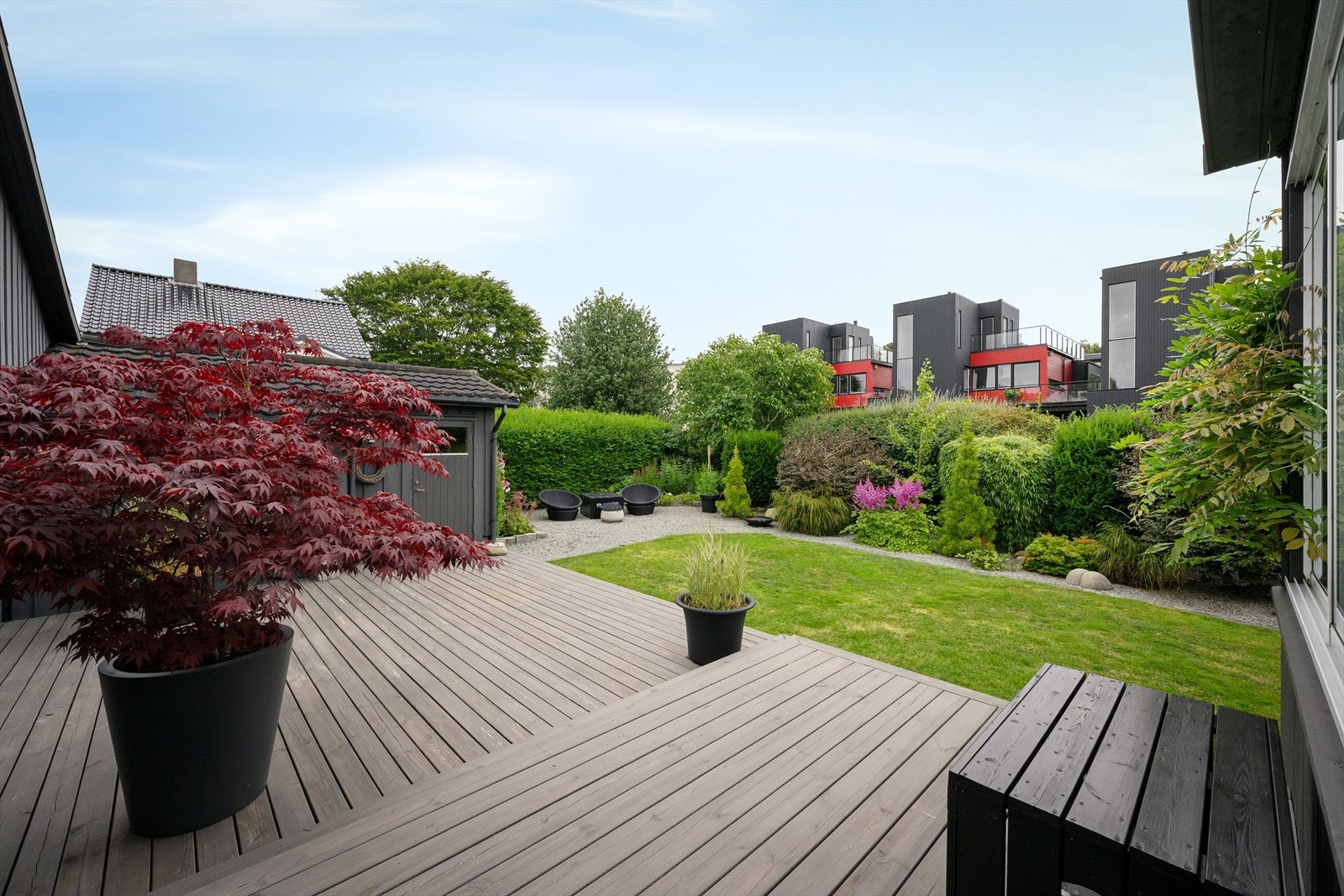Fra hagestuen er det utgang til terrasseplatting og den store hagen. Galleribilde