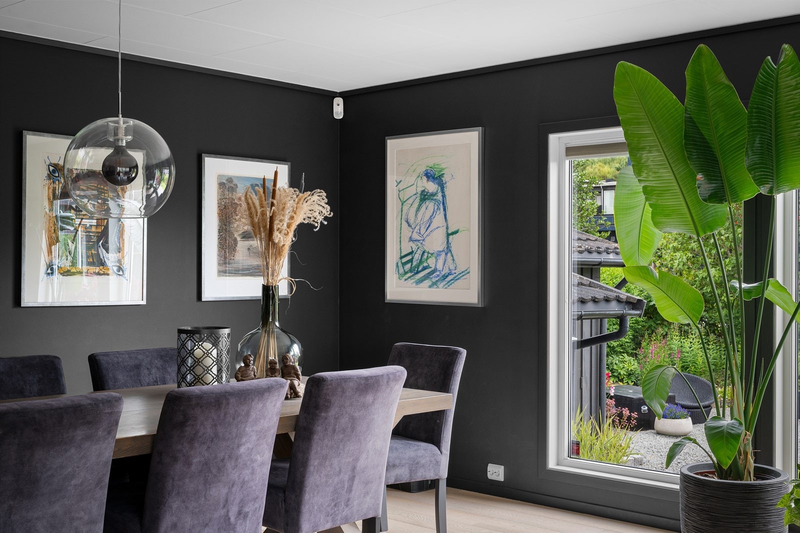 Store vindusflater gir rikelig med naturlig lys til spiseplassen. Galleribilde