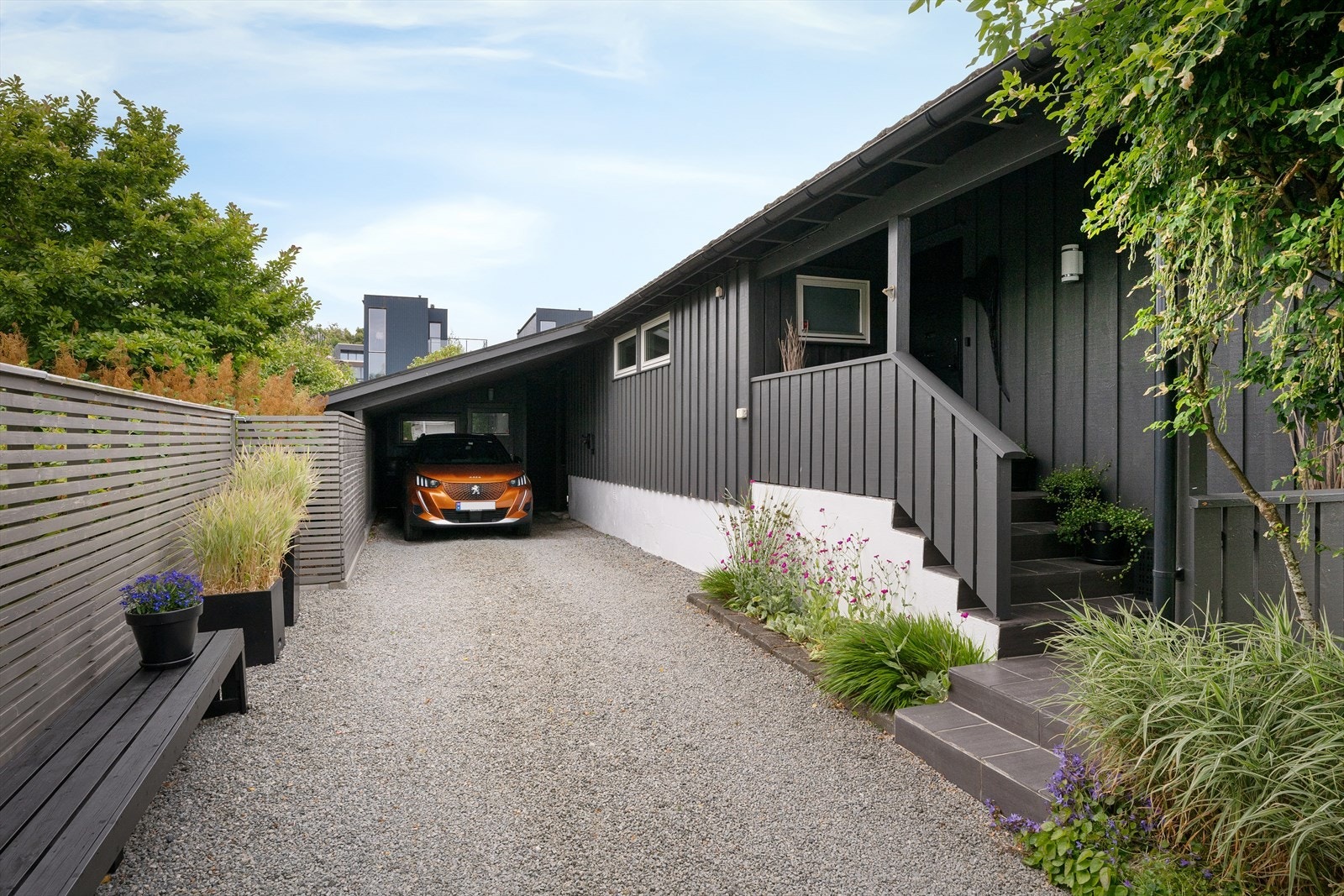 Parkering i både integrert garasje og carport. Galleribilde