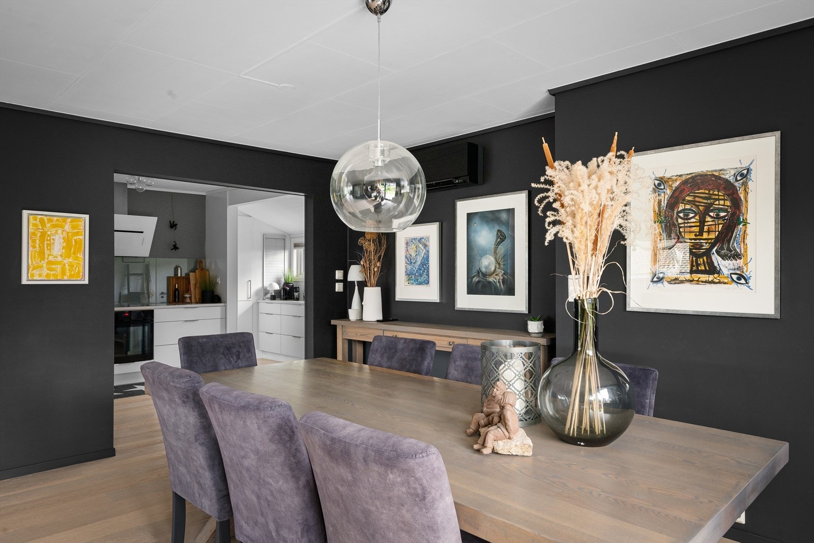 Kjøkkenet ligger i åpen løsning med stuen, men er samtidig praktisk avgrenset. Galleribilde