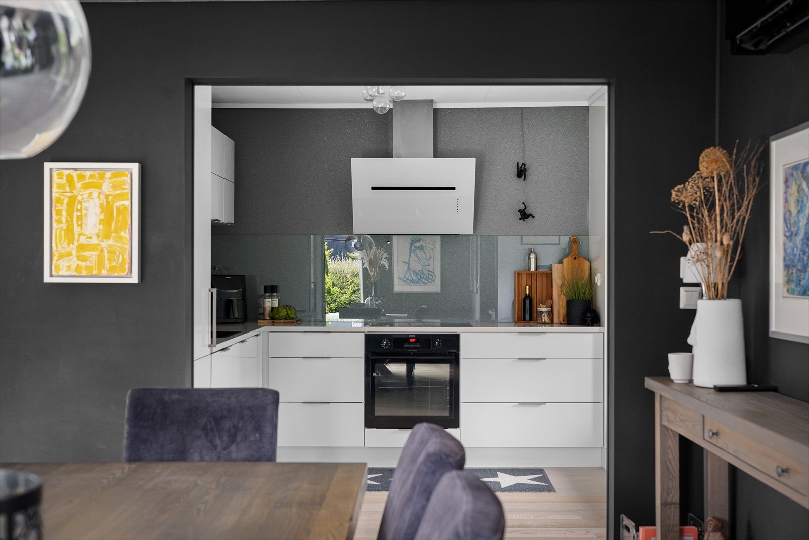 Kjøkkenventilator med avtrekk ut sørger for god utlufting under matlaging. Galleribilde