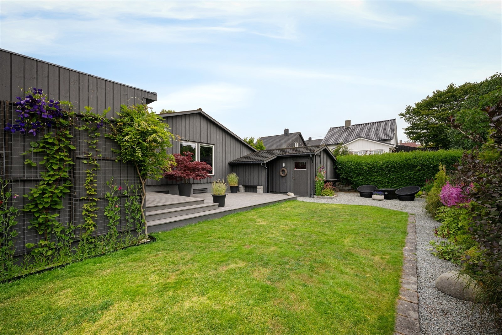 Hagen er skjermet med hekk og gjerde. Galleribilde